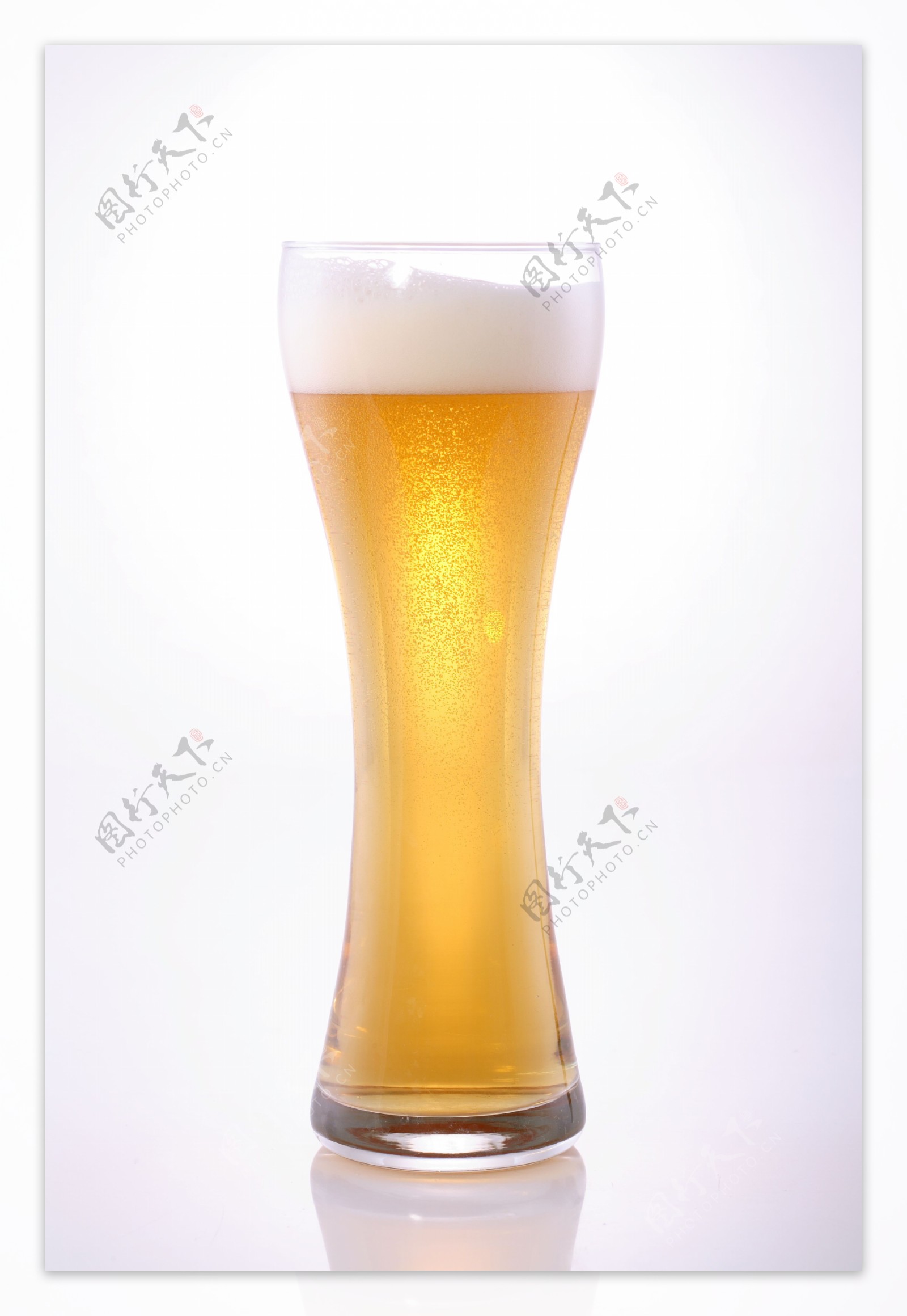 装满啤酒的杯子图片
