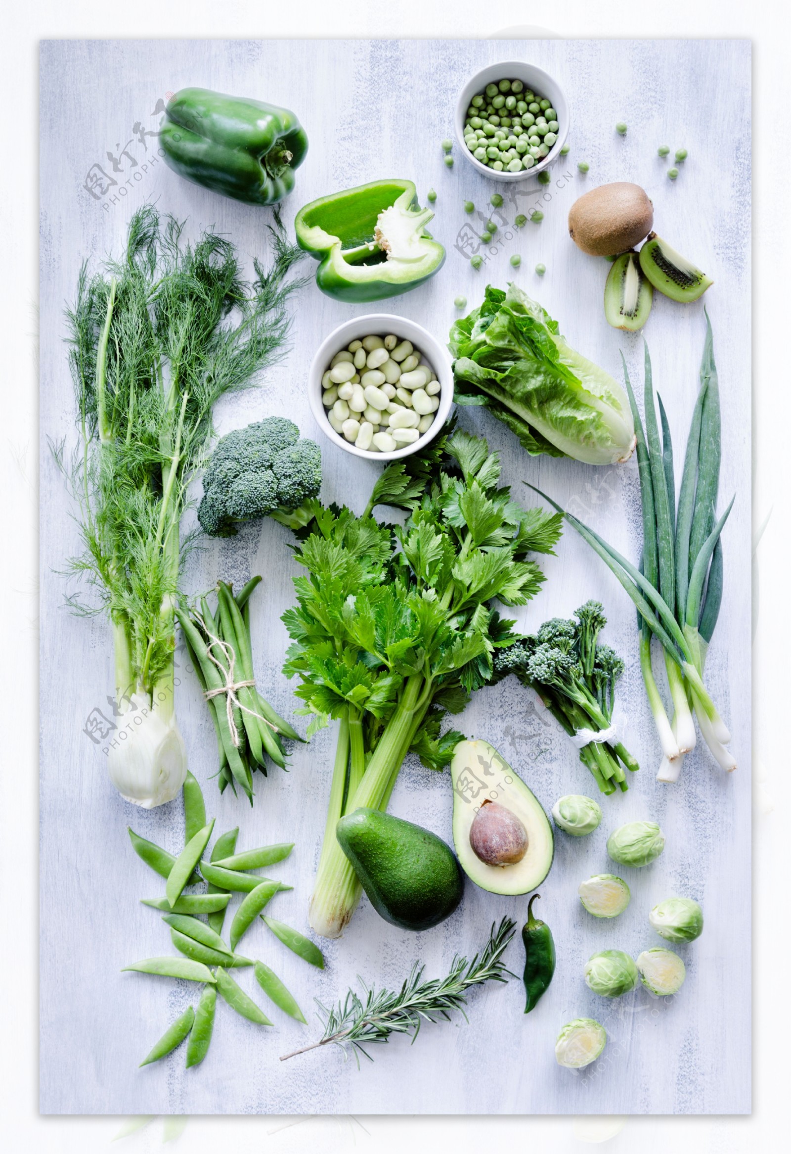 绿色新鲜蔬菜和牛油果图片