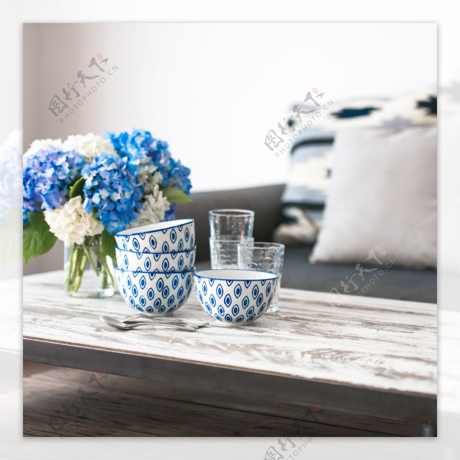 蓝色花纹碗与鲜花图片