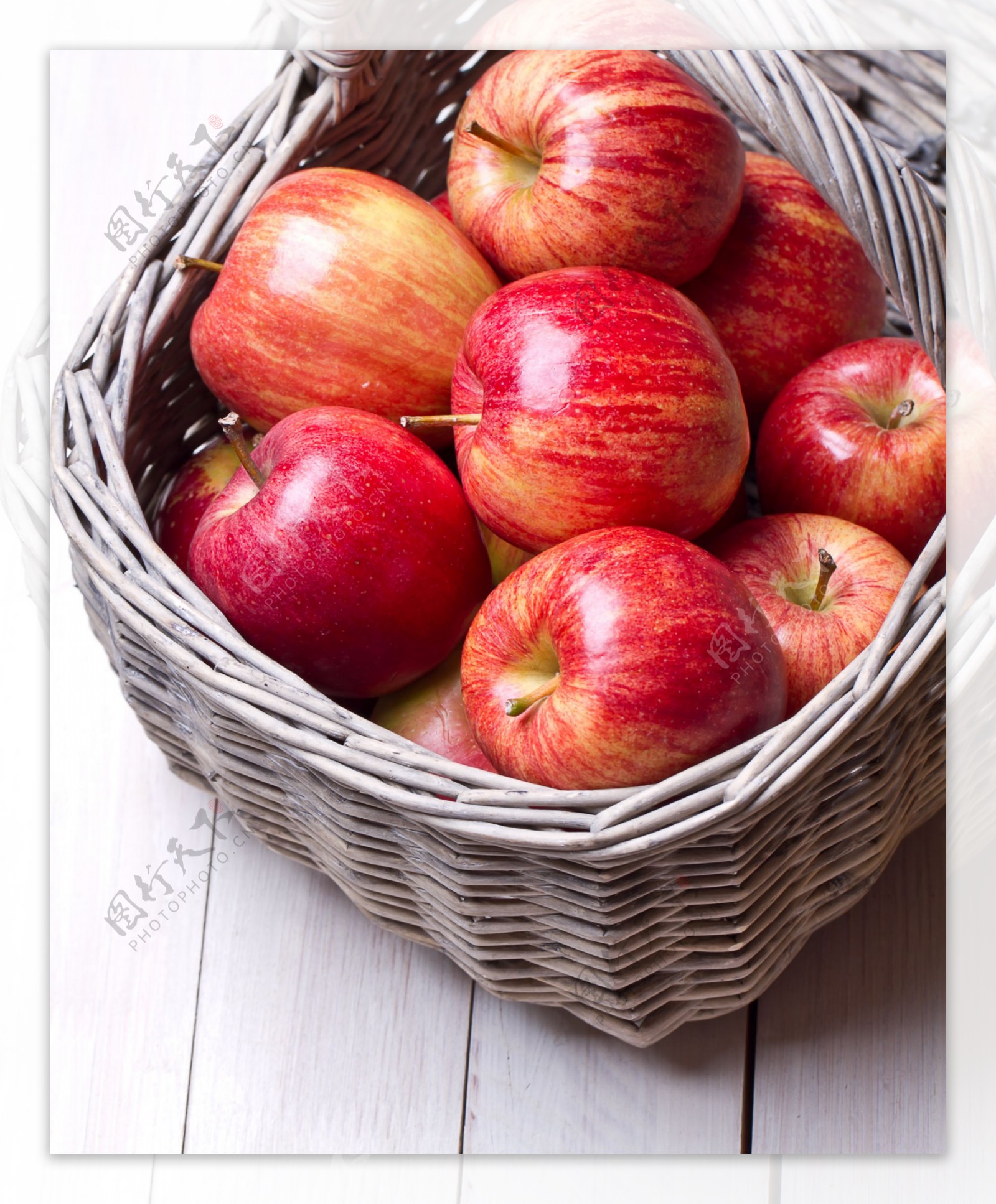 箩框里的红苹果图片