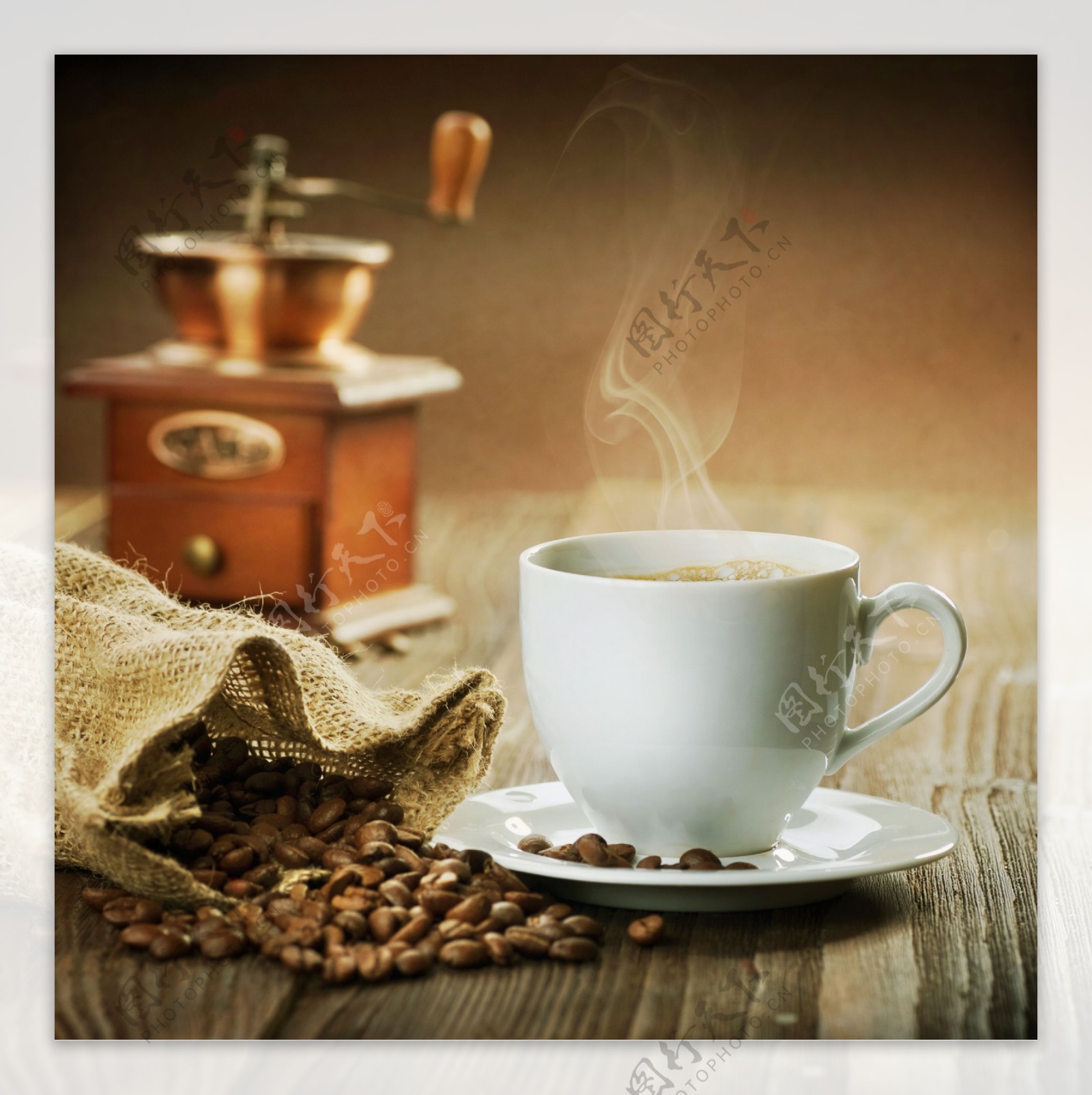 热咖啡与研磨机图片