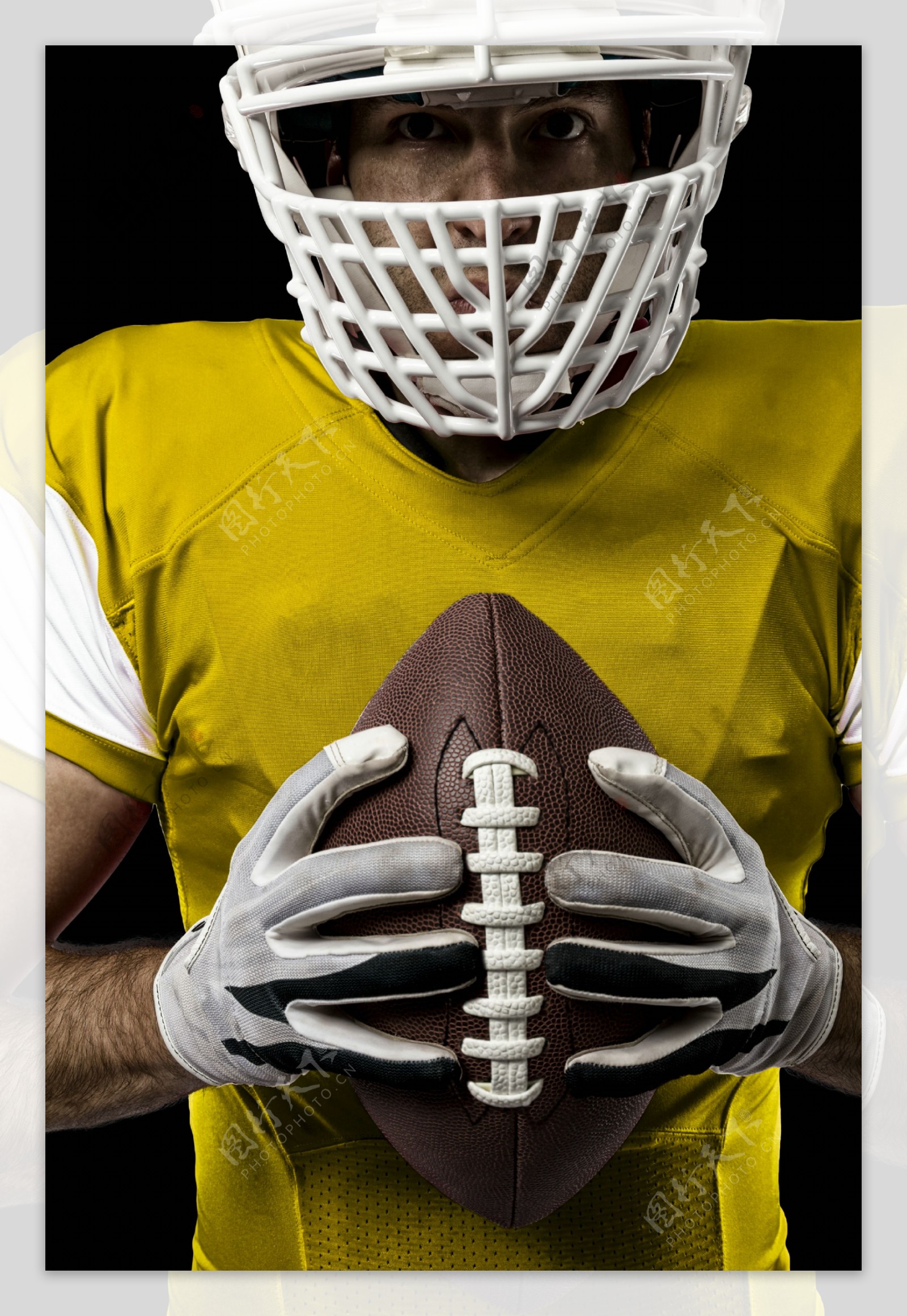 双手握着球的橄榄球运动员图片