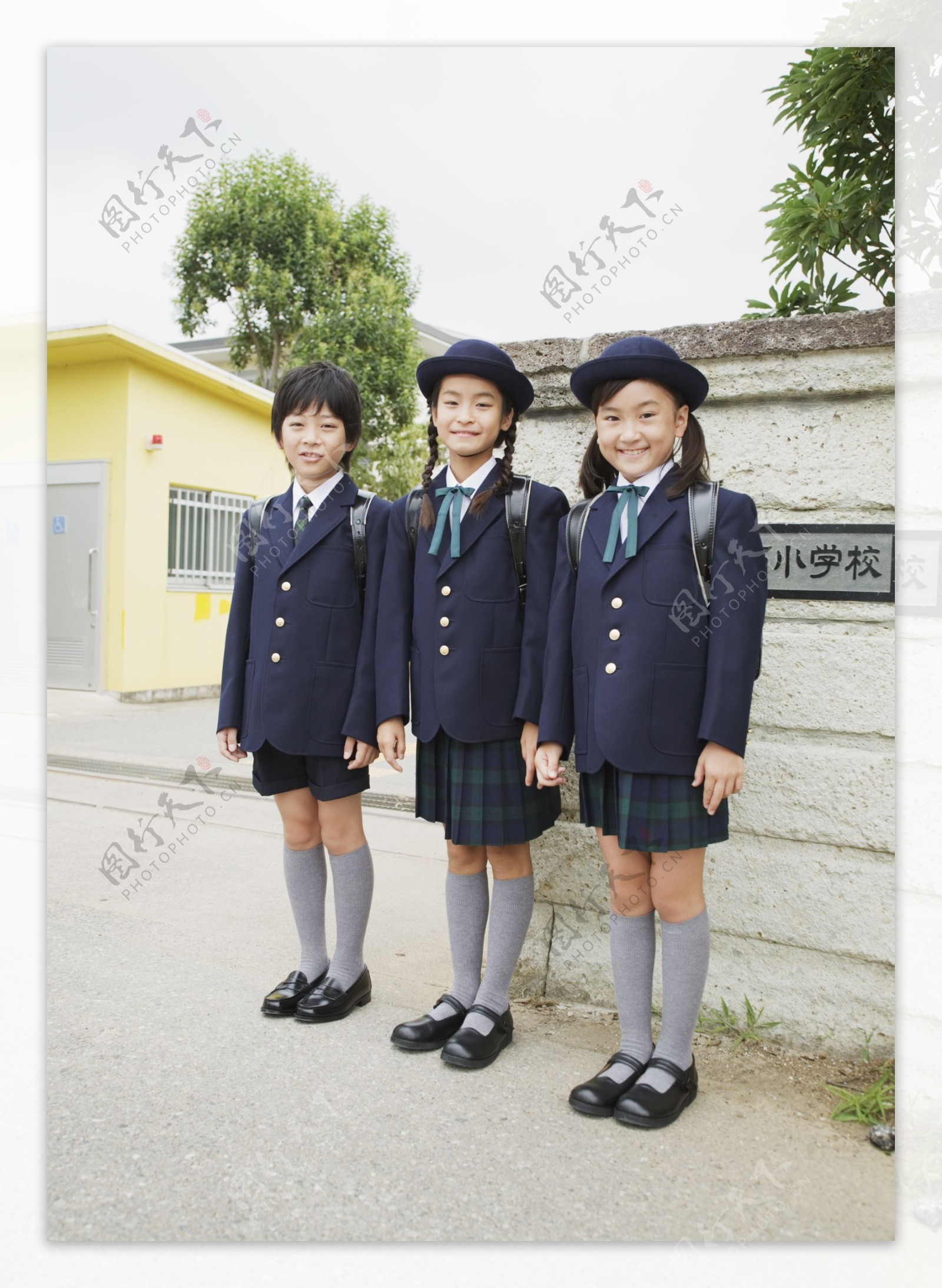 穿校服的小学生图片