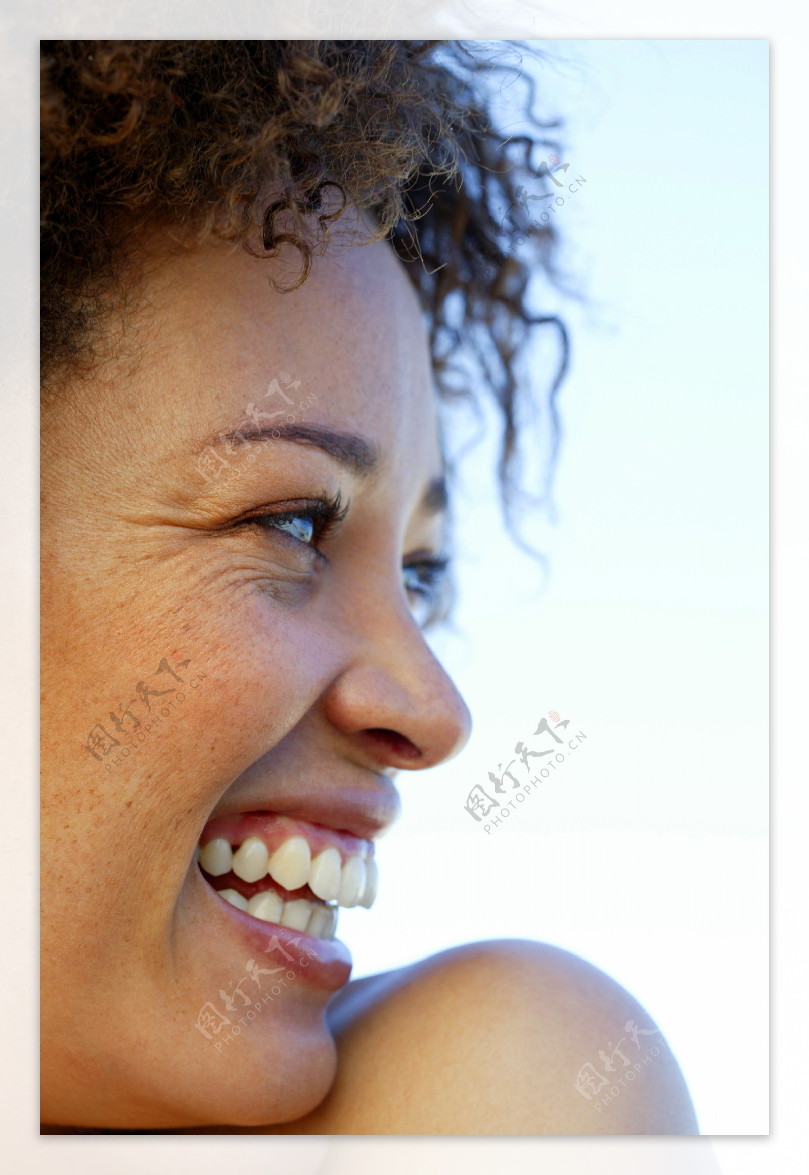 开心大笑的黑人女性图片