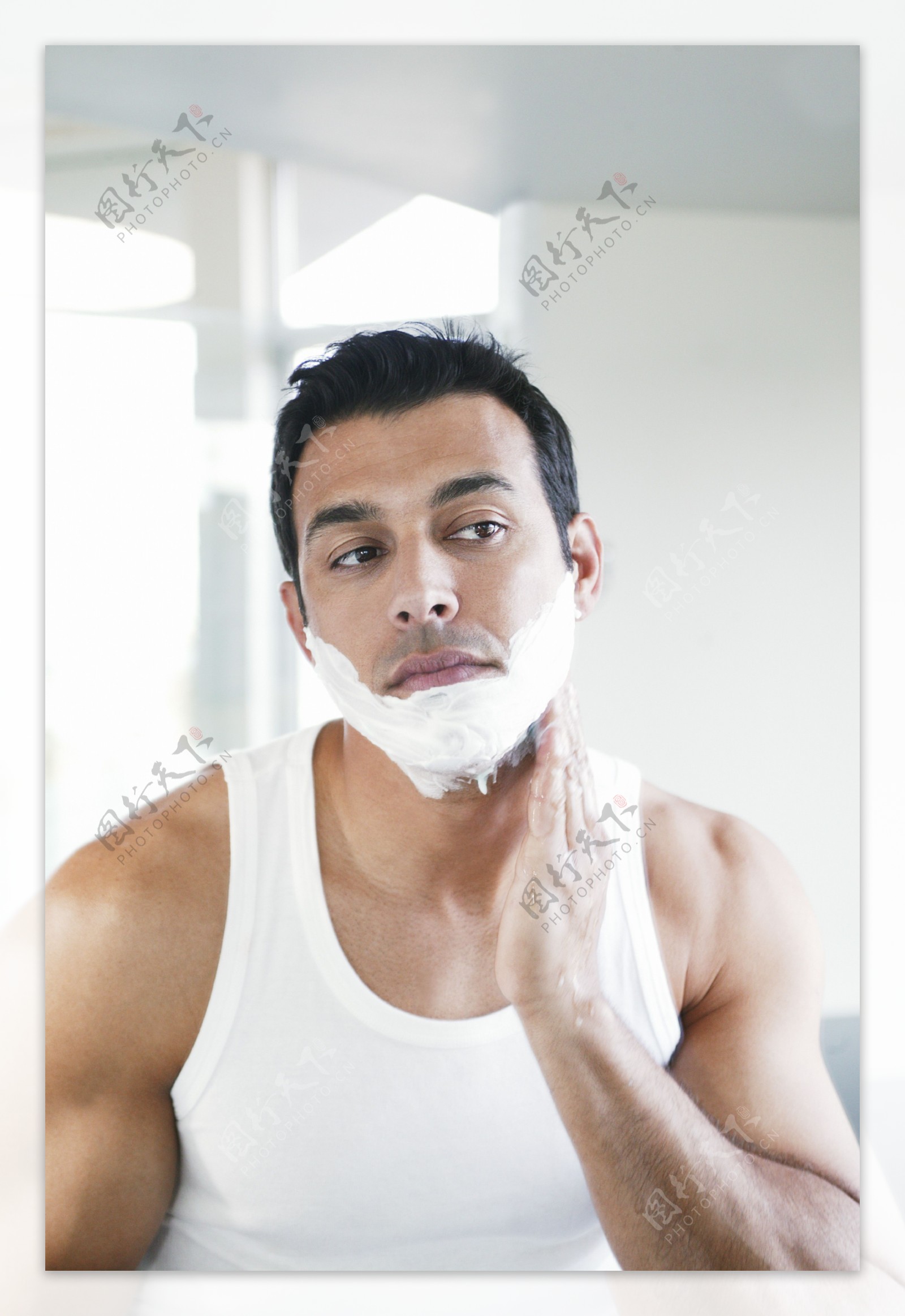 刮胡须的外国男性图片