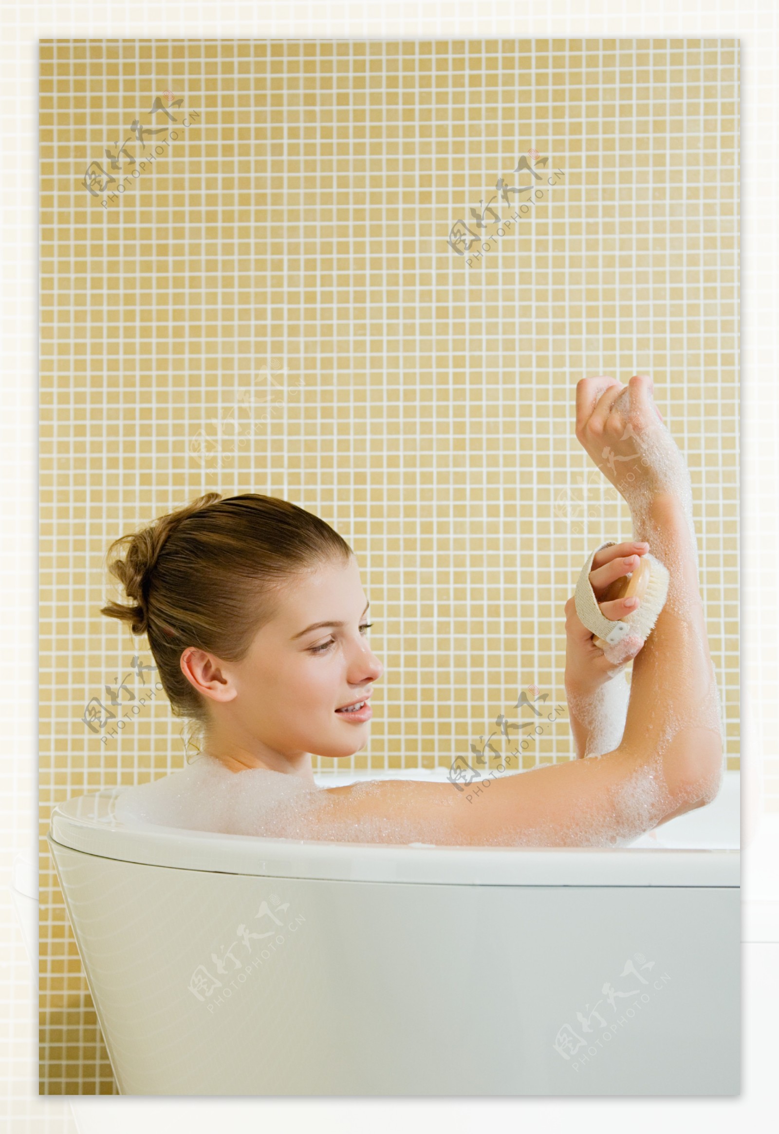 淋浴的女人图片大全-淋浴的女人高清图片下载-觅知网