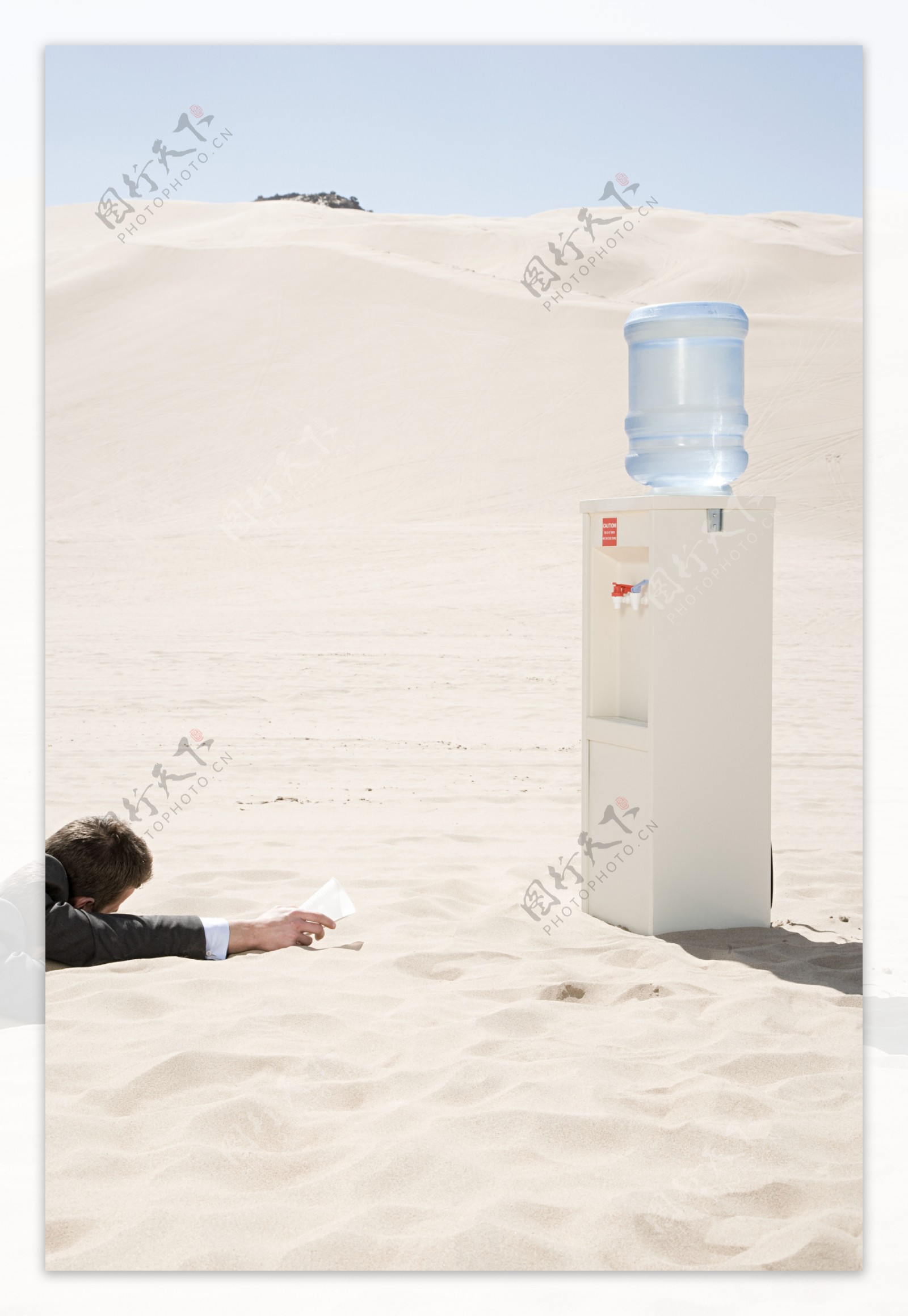 沙漠中渴望喝水的男人图片