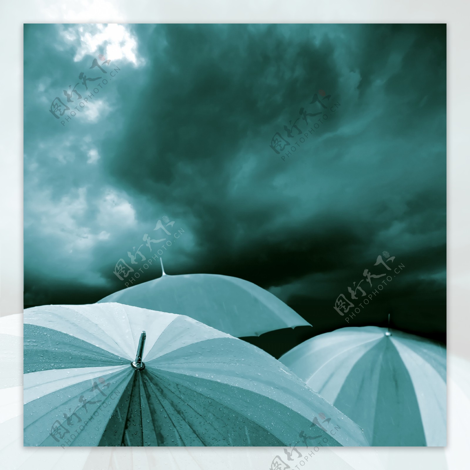 乌云与雨伞图片