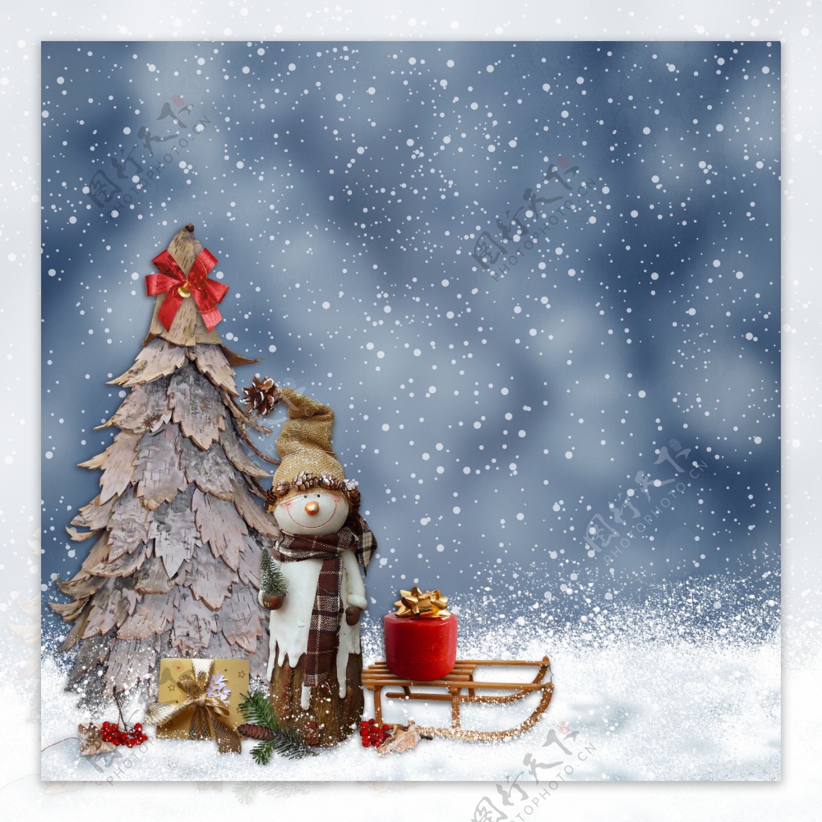 圣诞树前的雪橇和雪人图片
