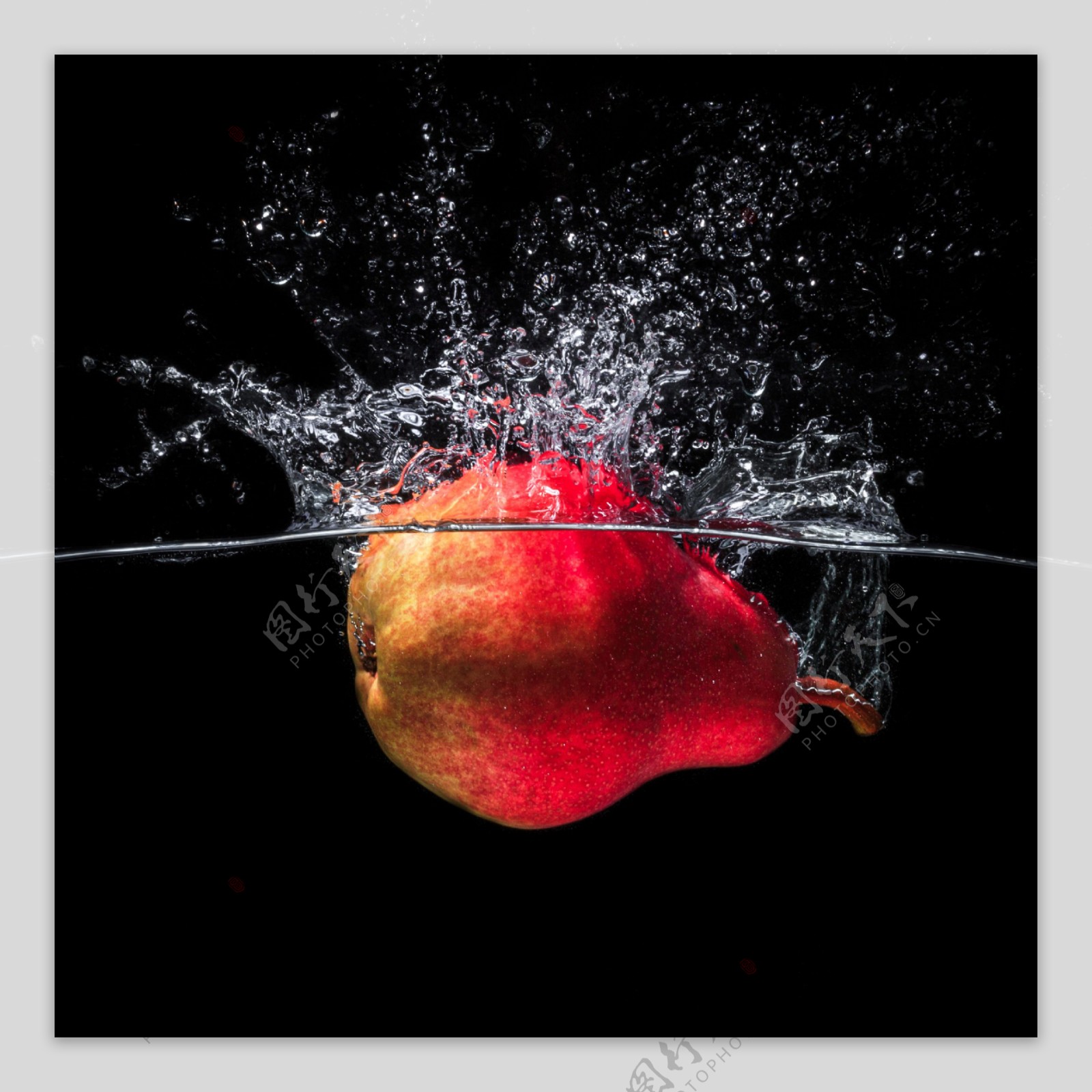 掉进水里的新鲜梨子图片