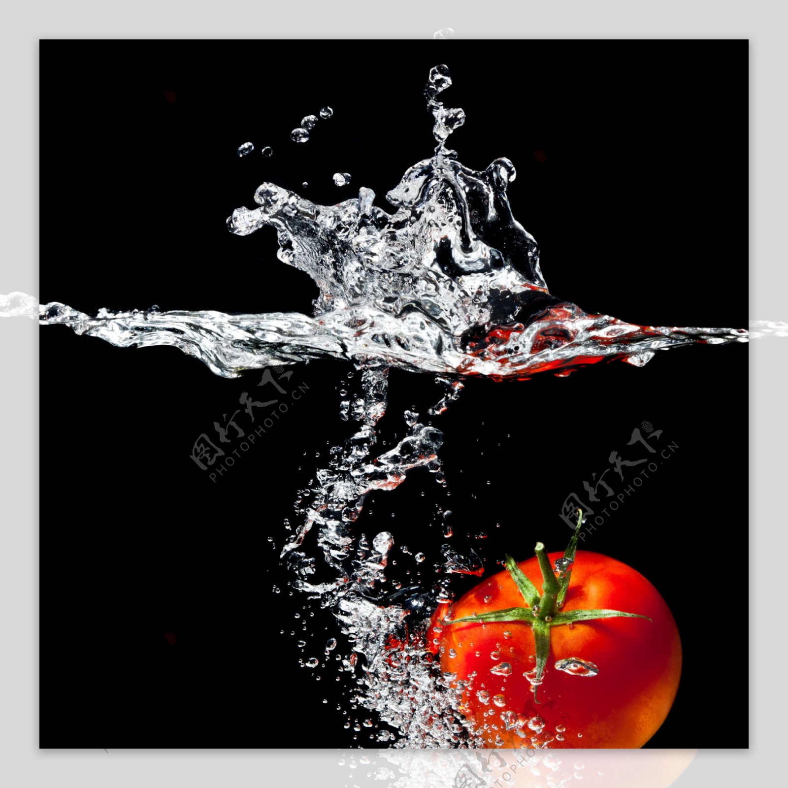 西红柿与水花图片