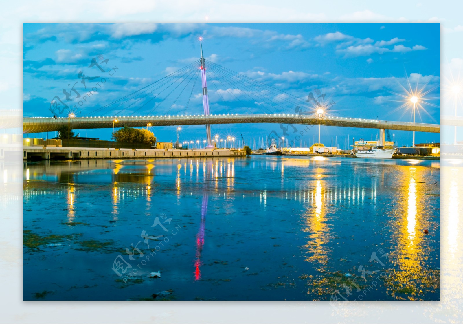 灯光璀璨的码头桥梁夜景图片