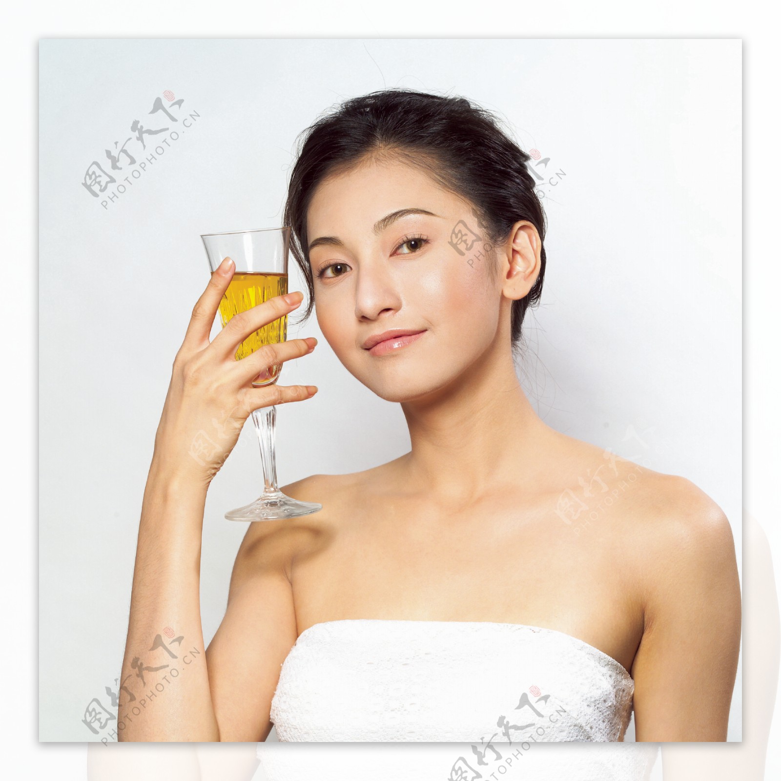 喝酒的性感美女图片