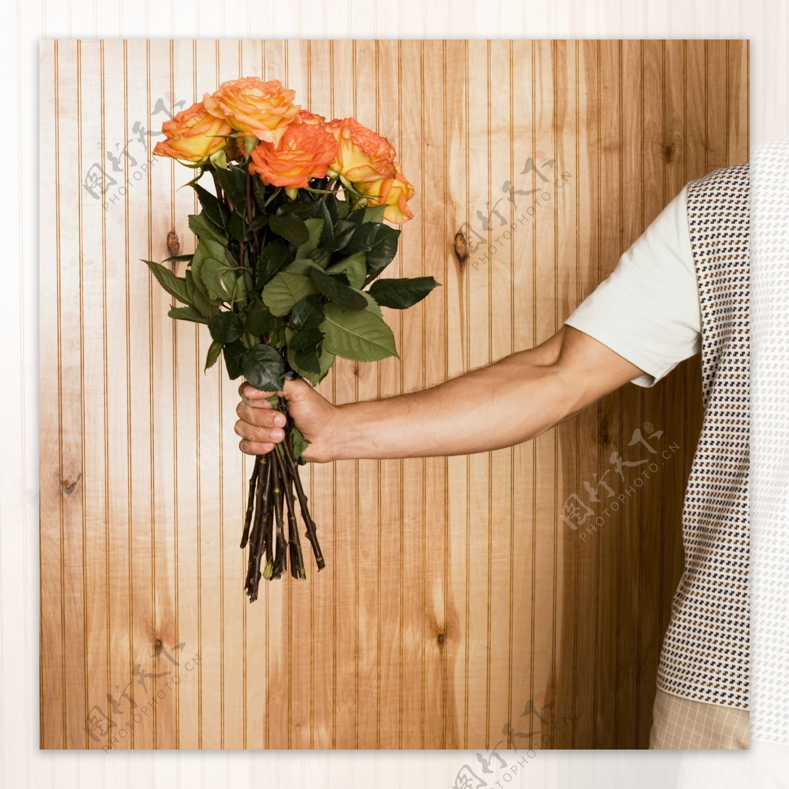 手拿玫瑰花的男性图片