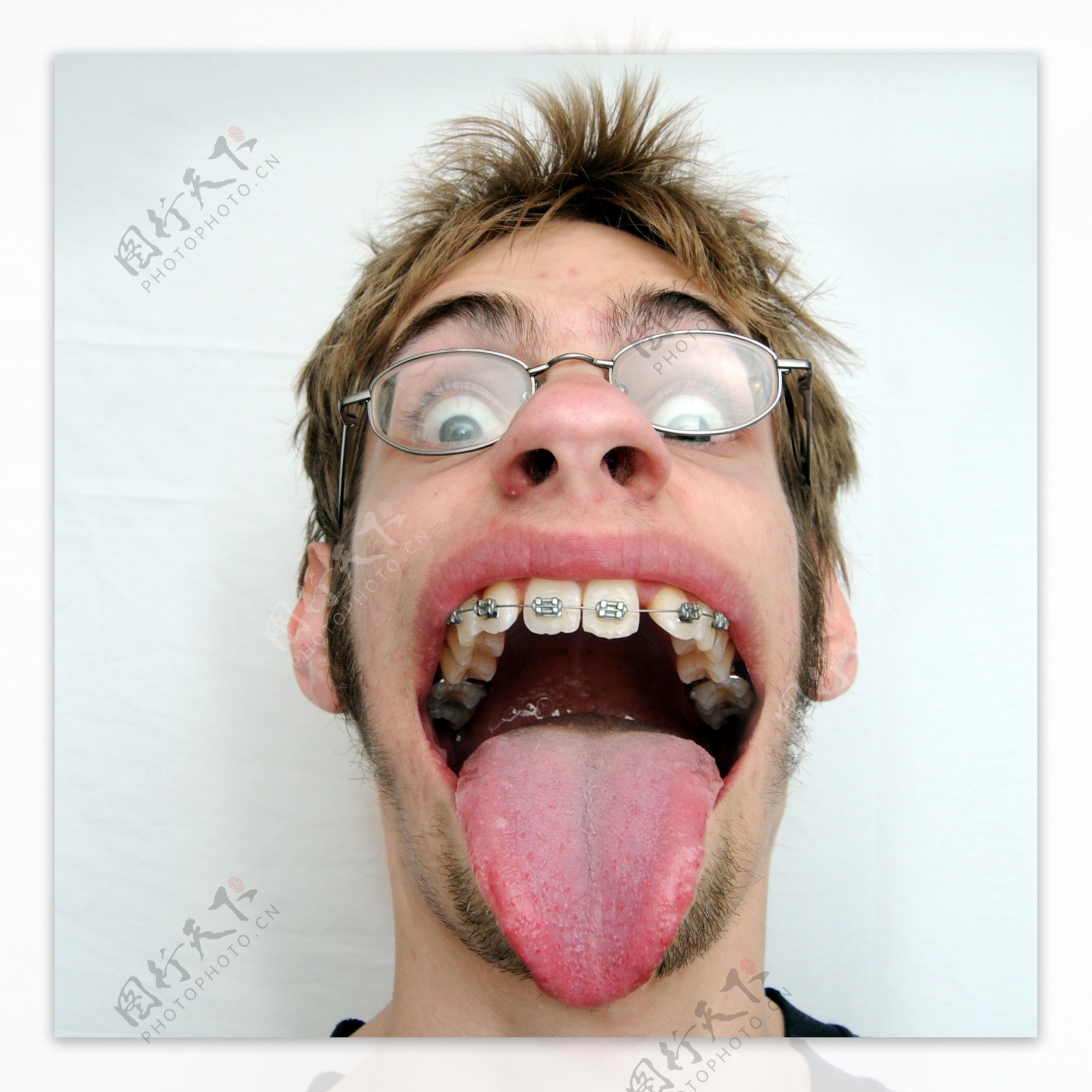 伸出舌头的搞怪男人图片