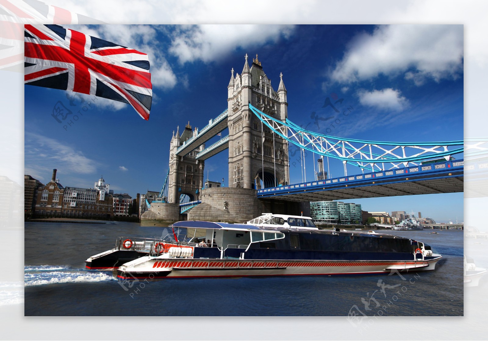 伦敦塔桥下的游艇与英国国旗图片