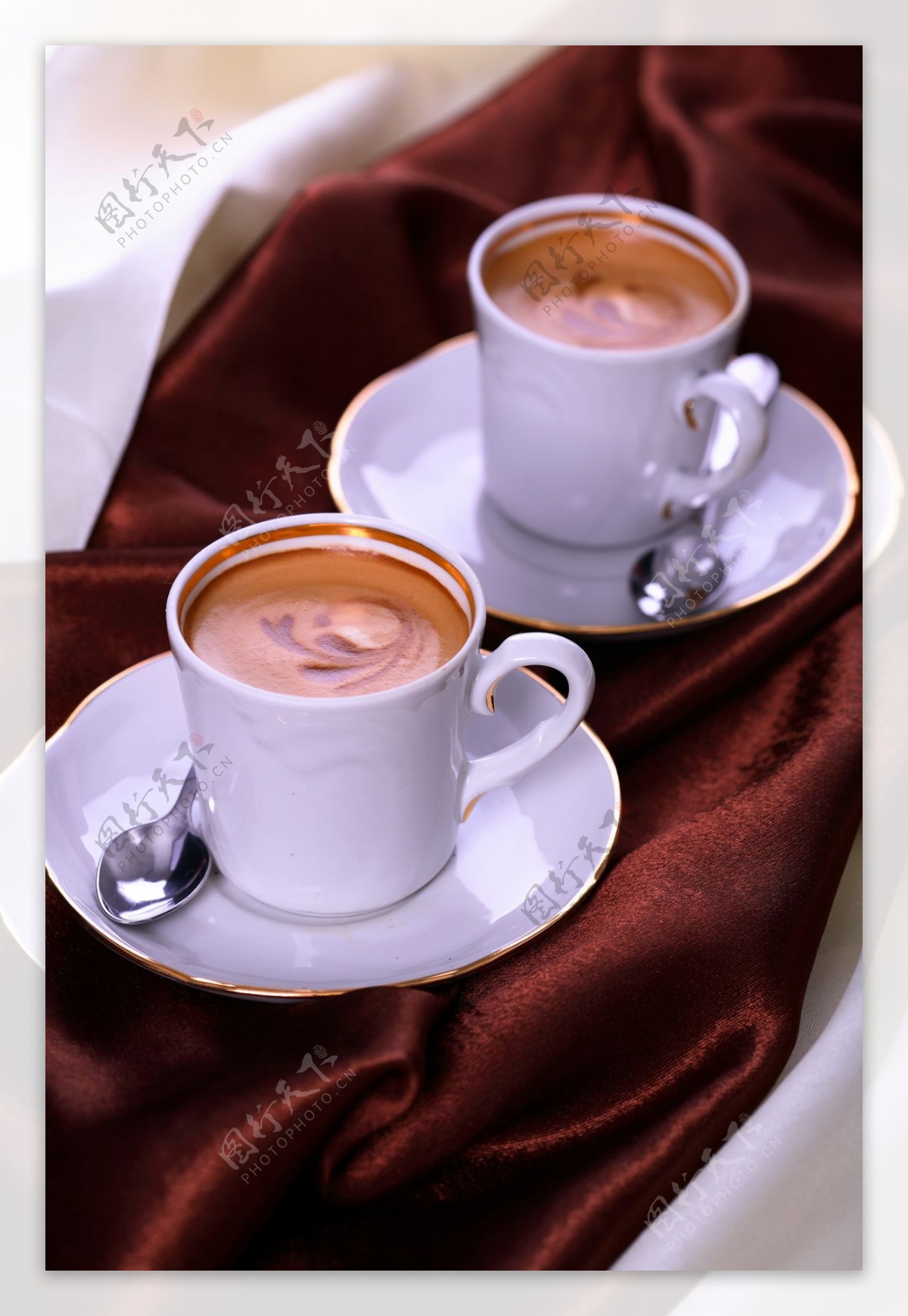 红丝绸与咖啡图片