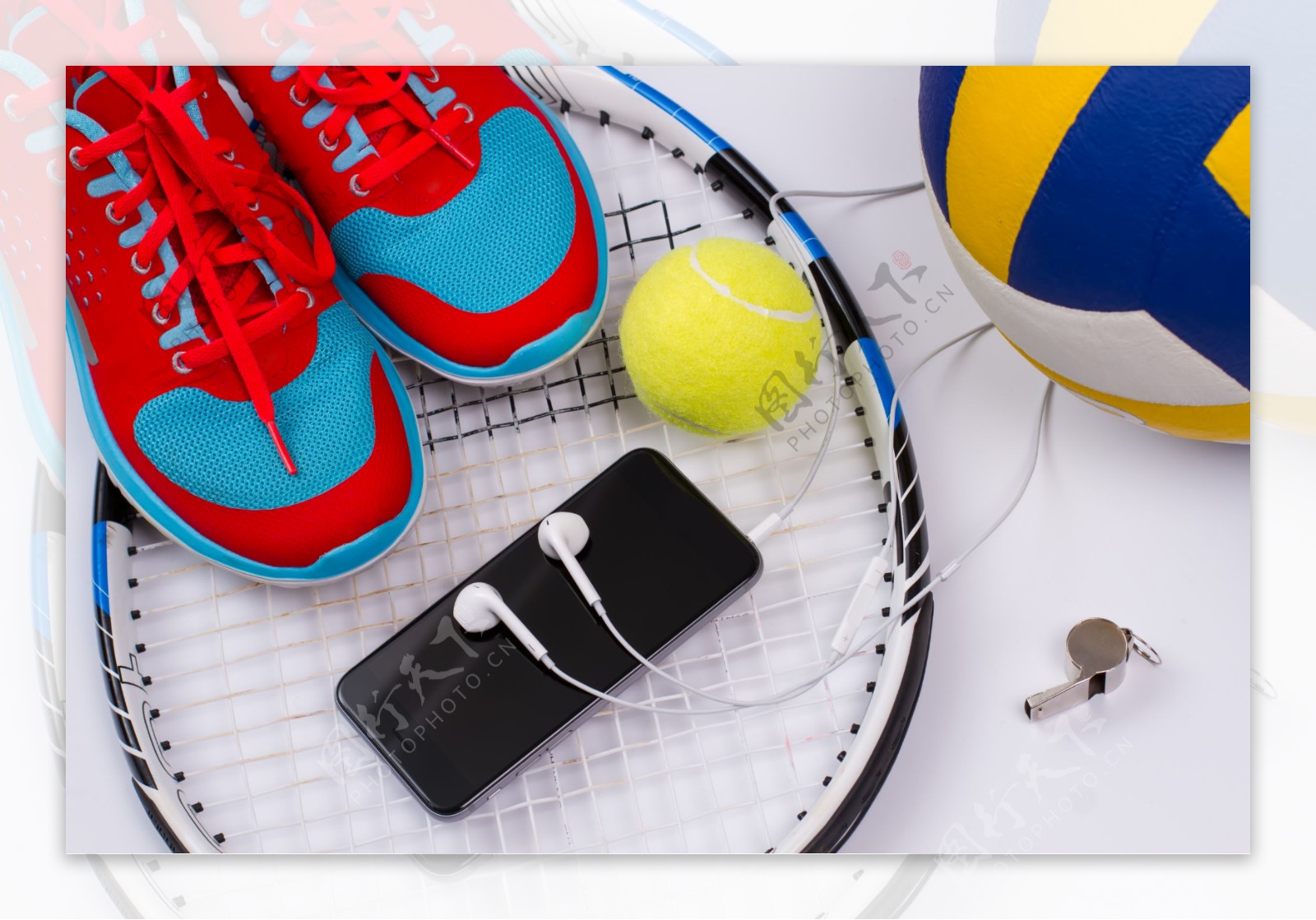 网球拍上的运动鞋与手机图片