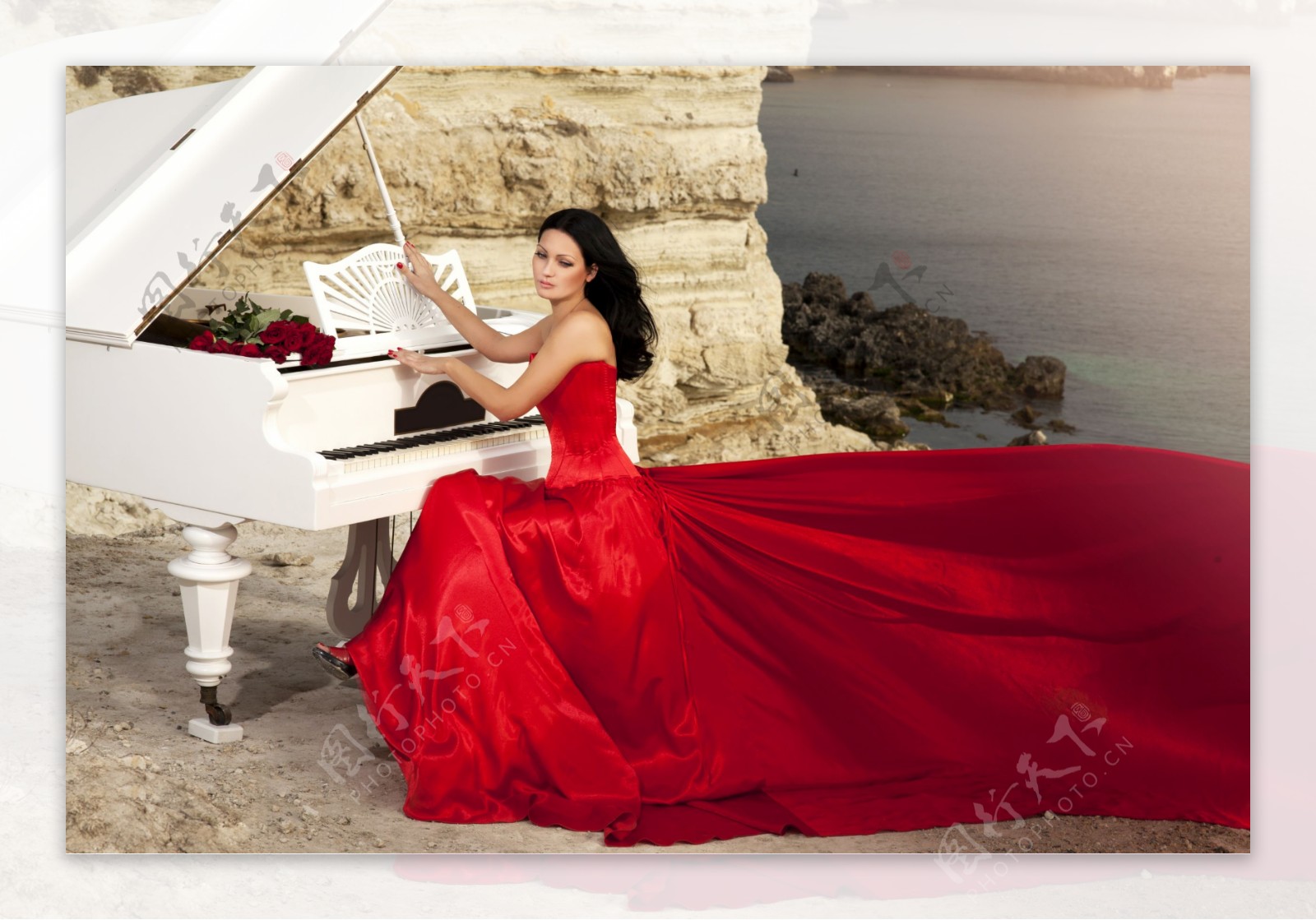 弹钢琴的礼服模特美女图片