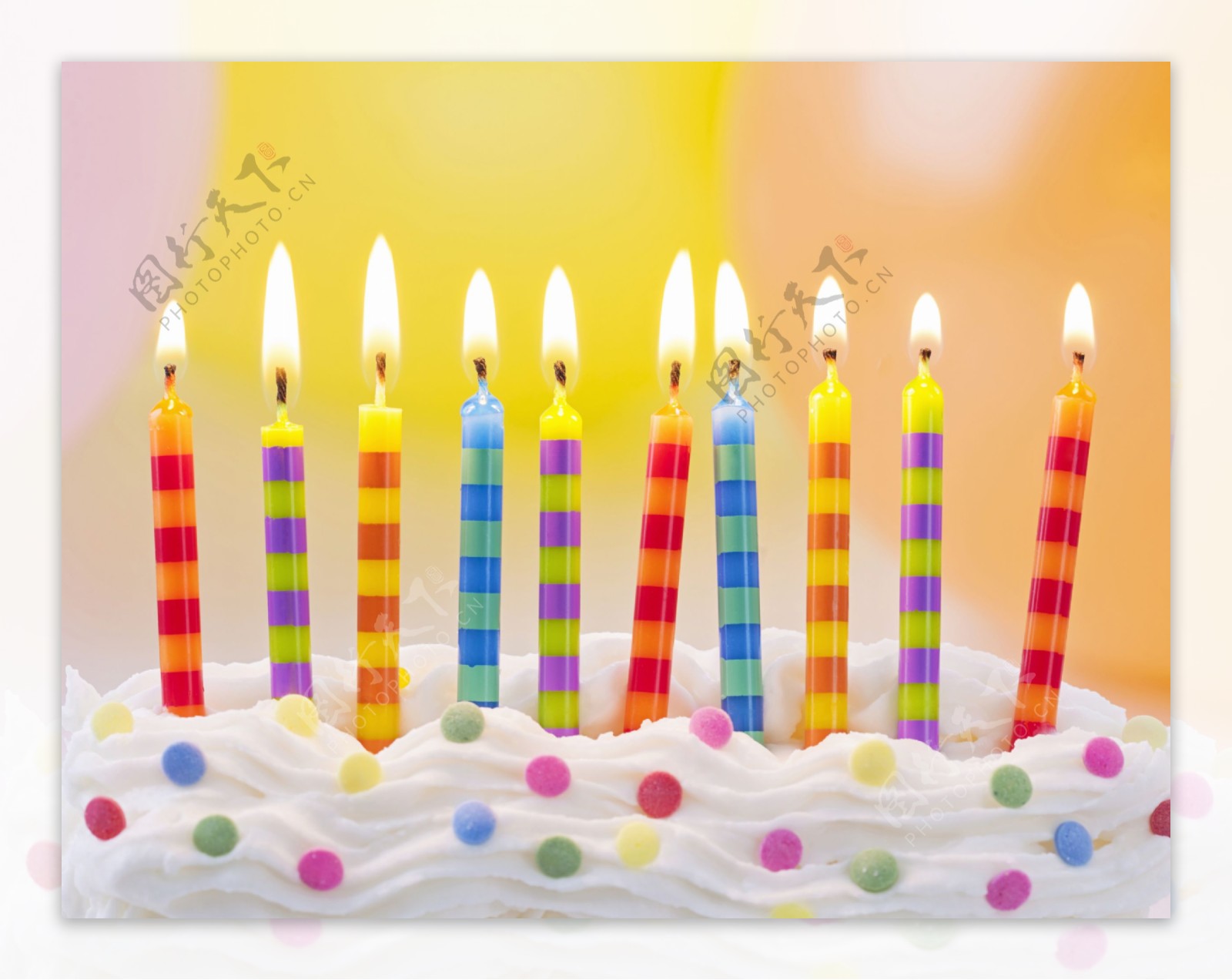 生日蛋糕与条纹蜡烛图片