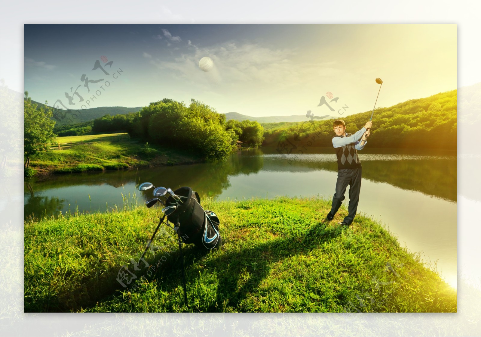 山水草地打高尔夫球的运动员图片