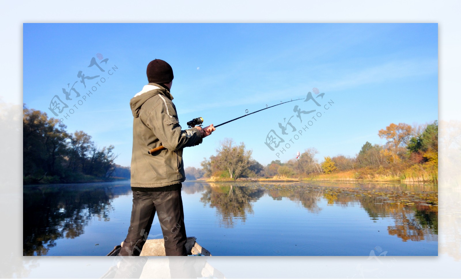 小船上钓鱼的男人图片