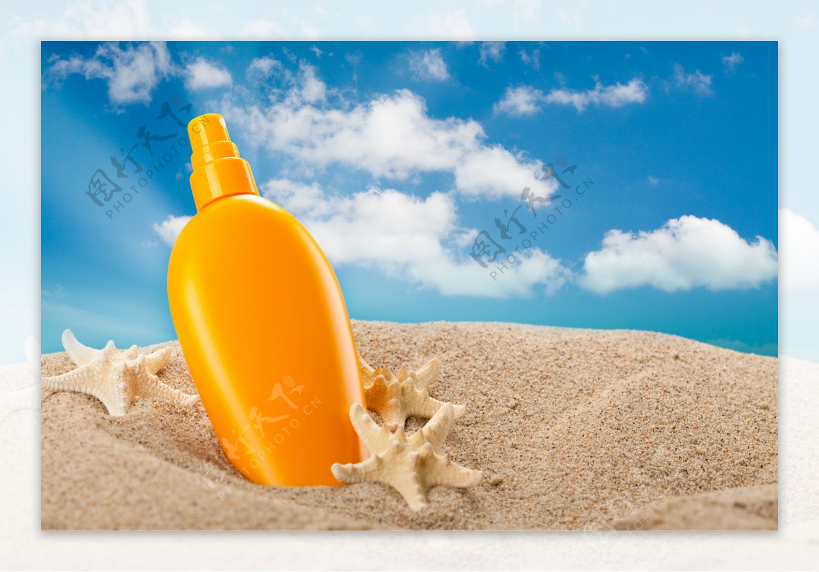沙滩上的防晒油
