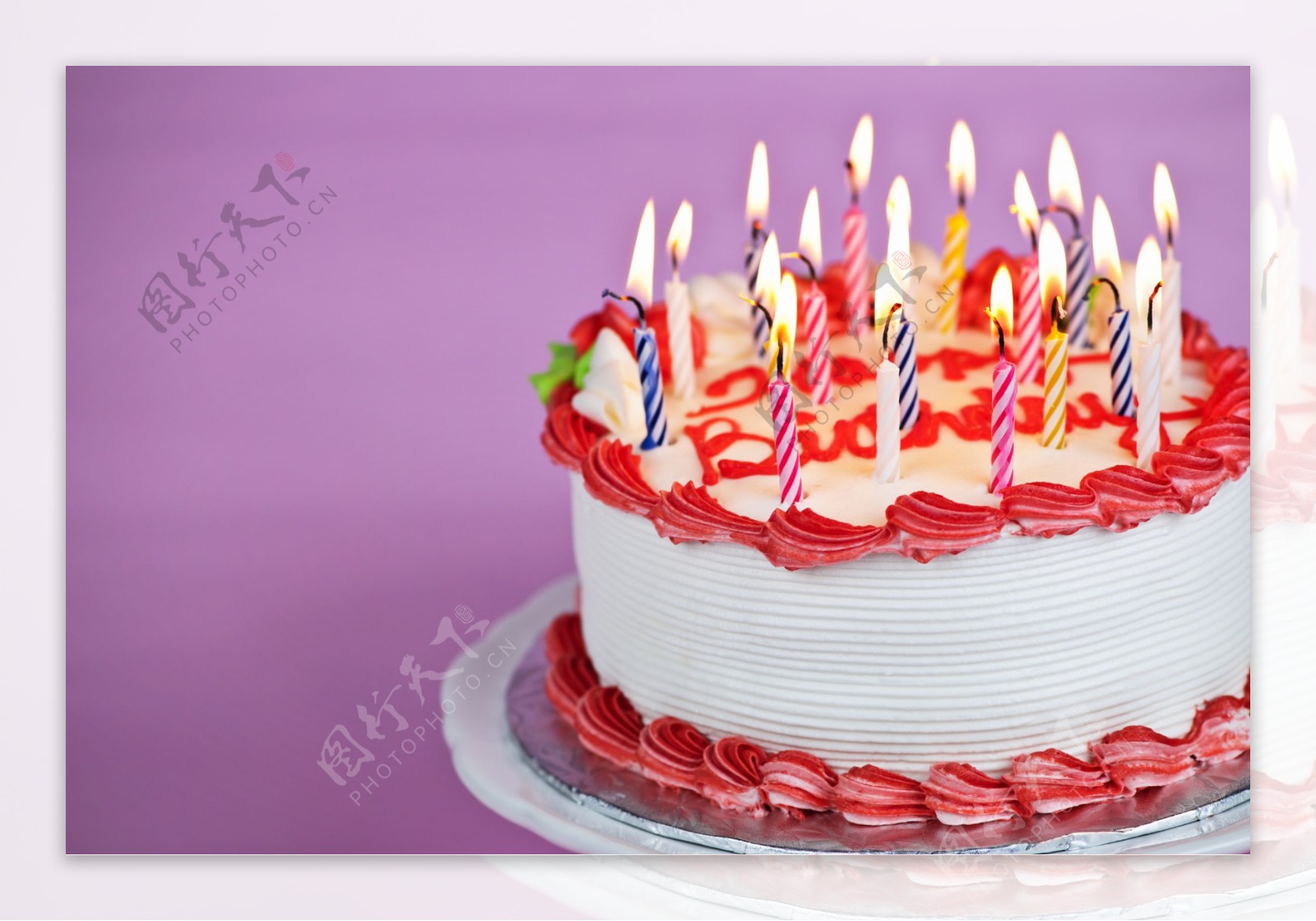 生日蛋糕上燃烧的蜡烛图片