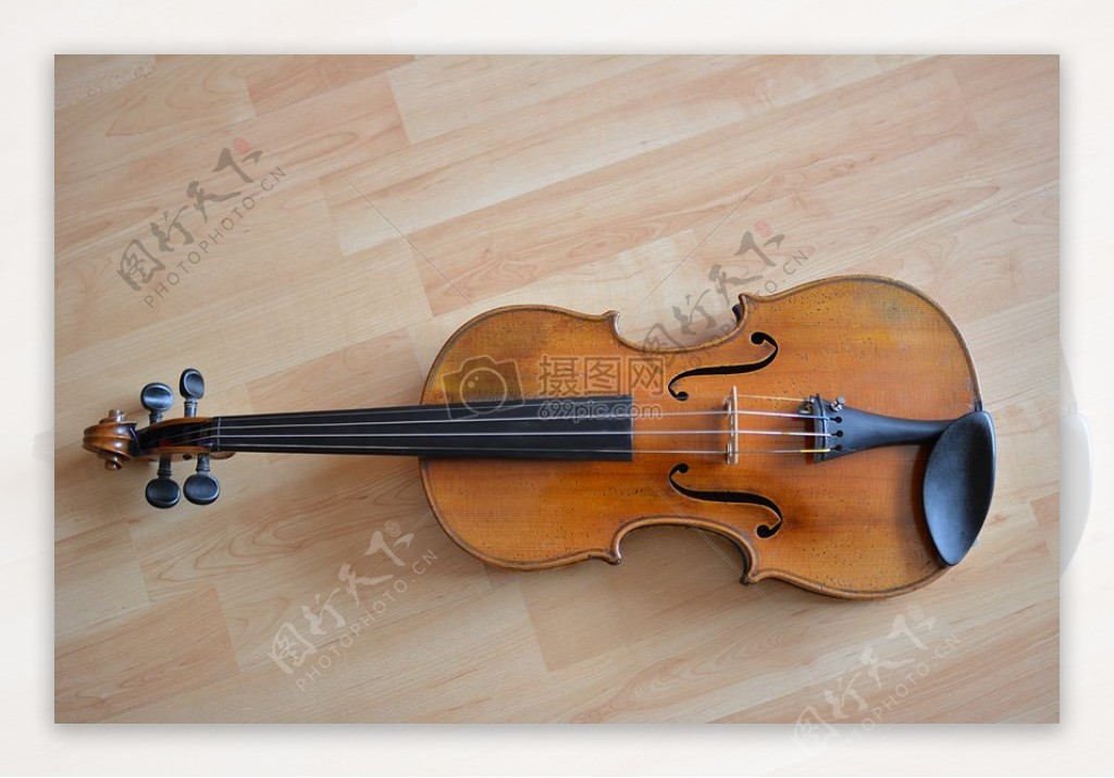 地板上的小提琴