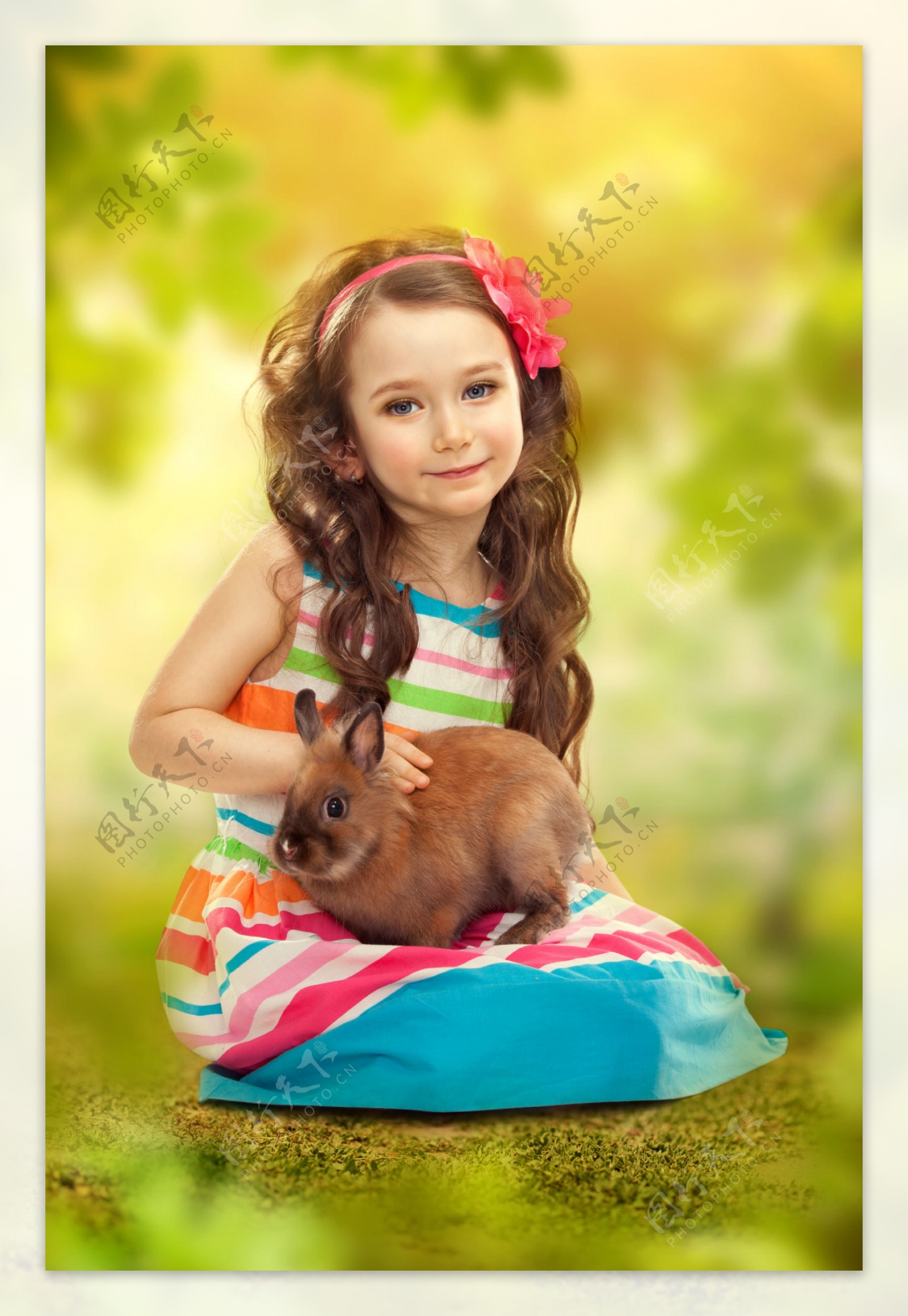 抱着兔子的美女图片素材-编号14687163-图行天下