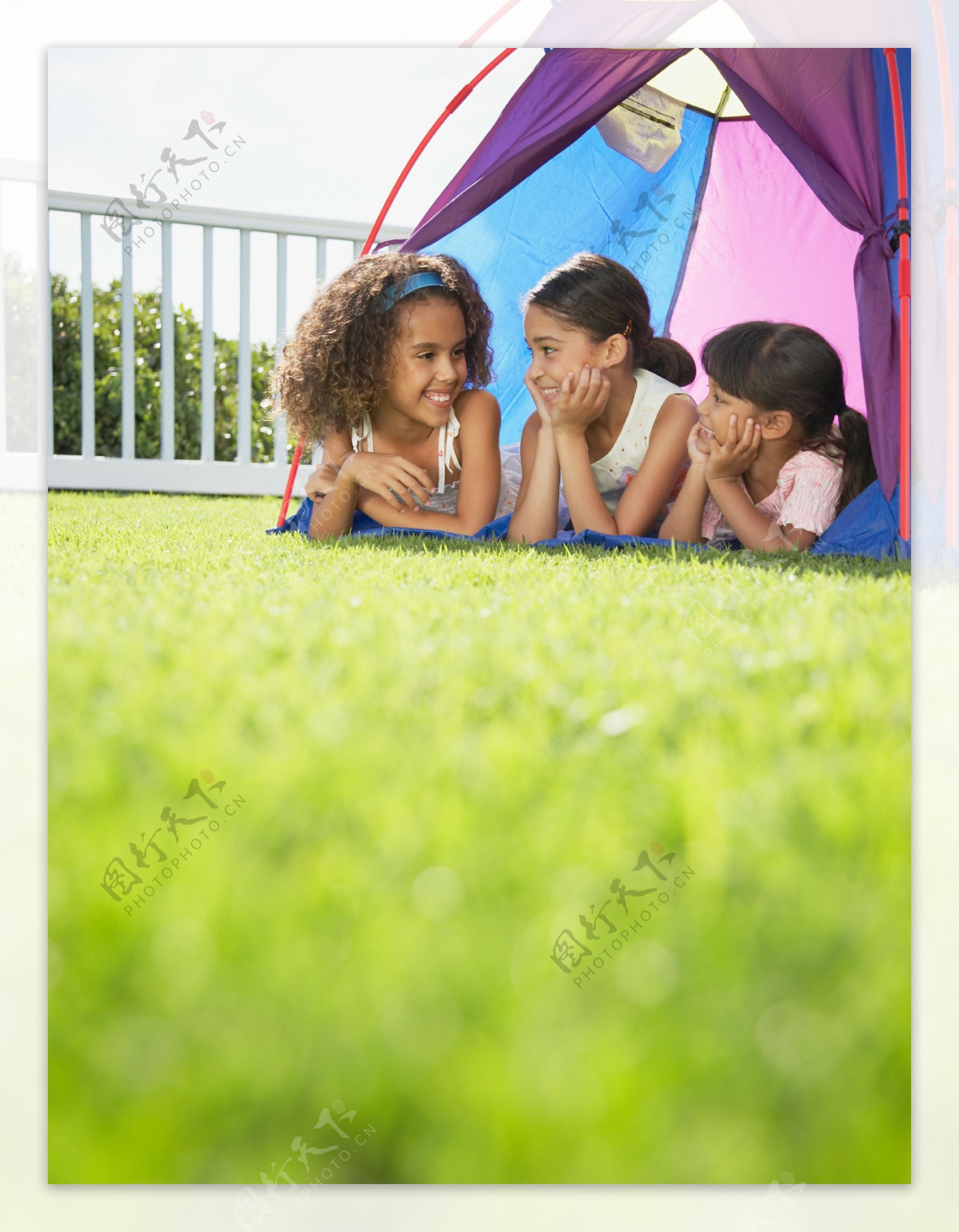 趴在帐篷里的三个小女孩图片