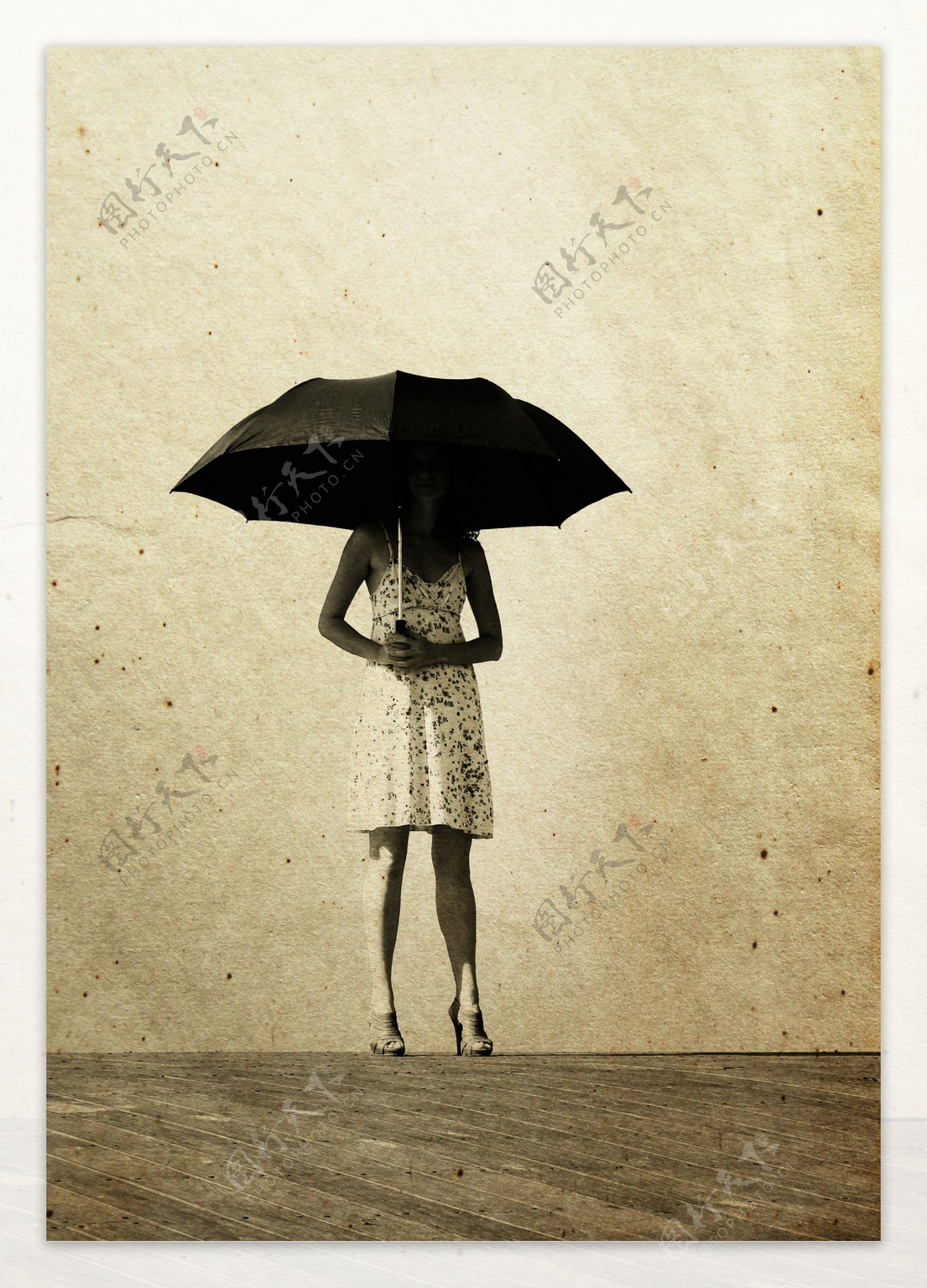 打伞的模特图片