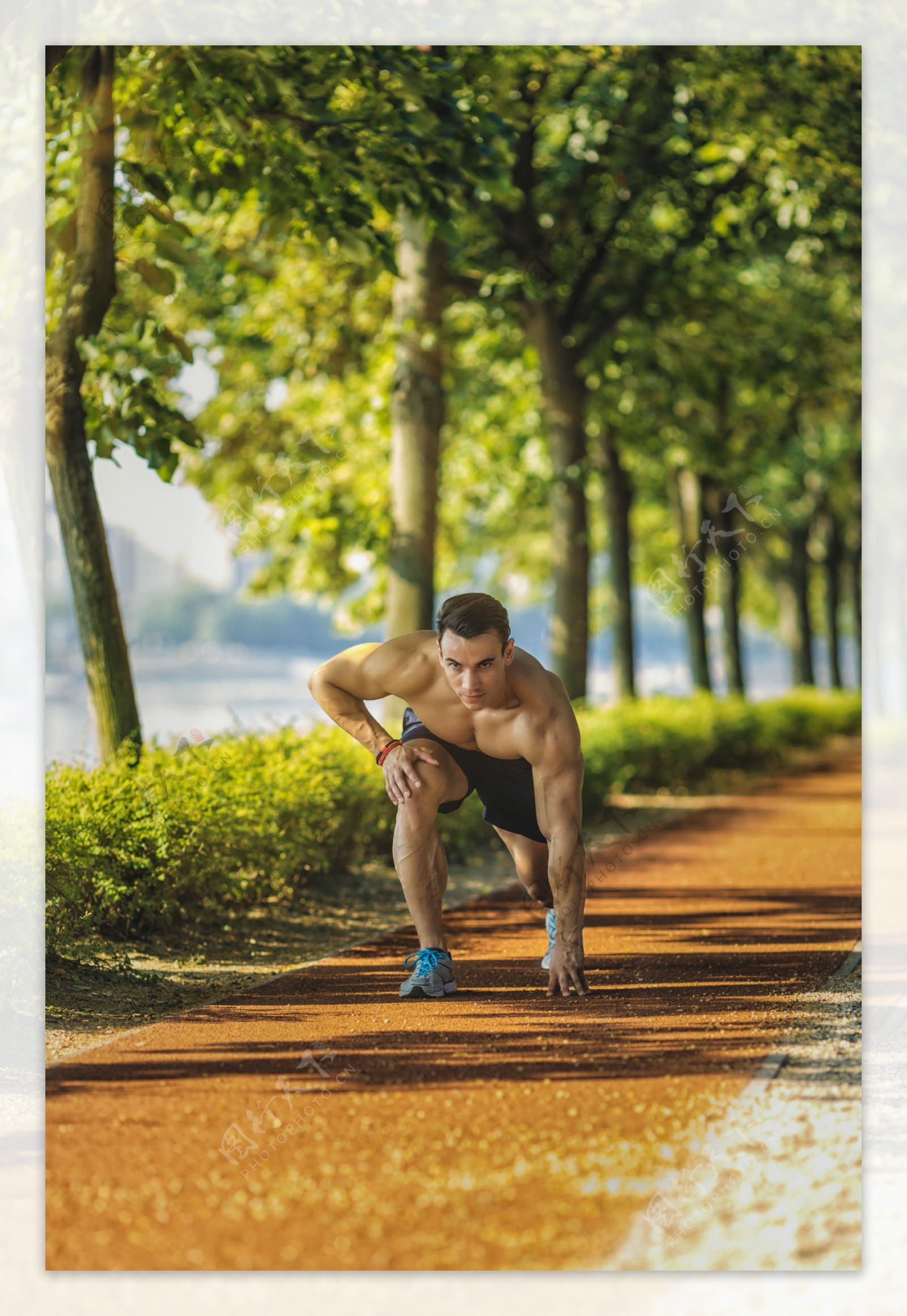 公园跑步的肌肉男人图片