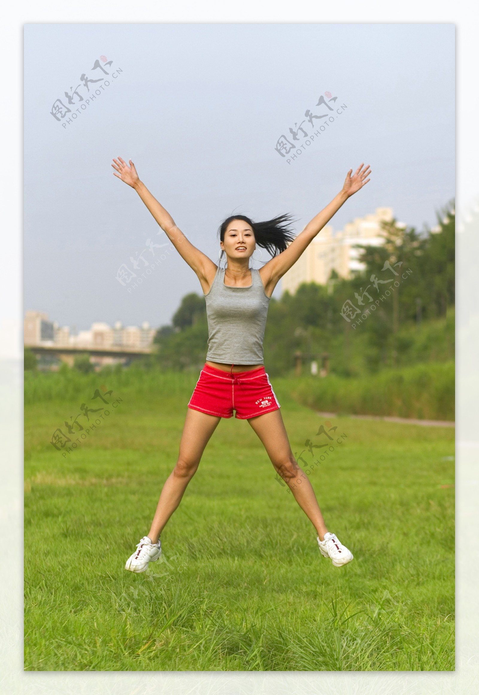 正在草地上跳操的女孩图片