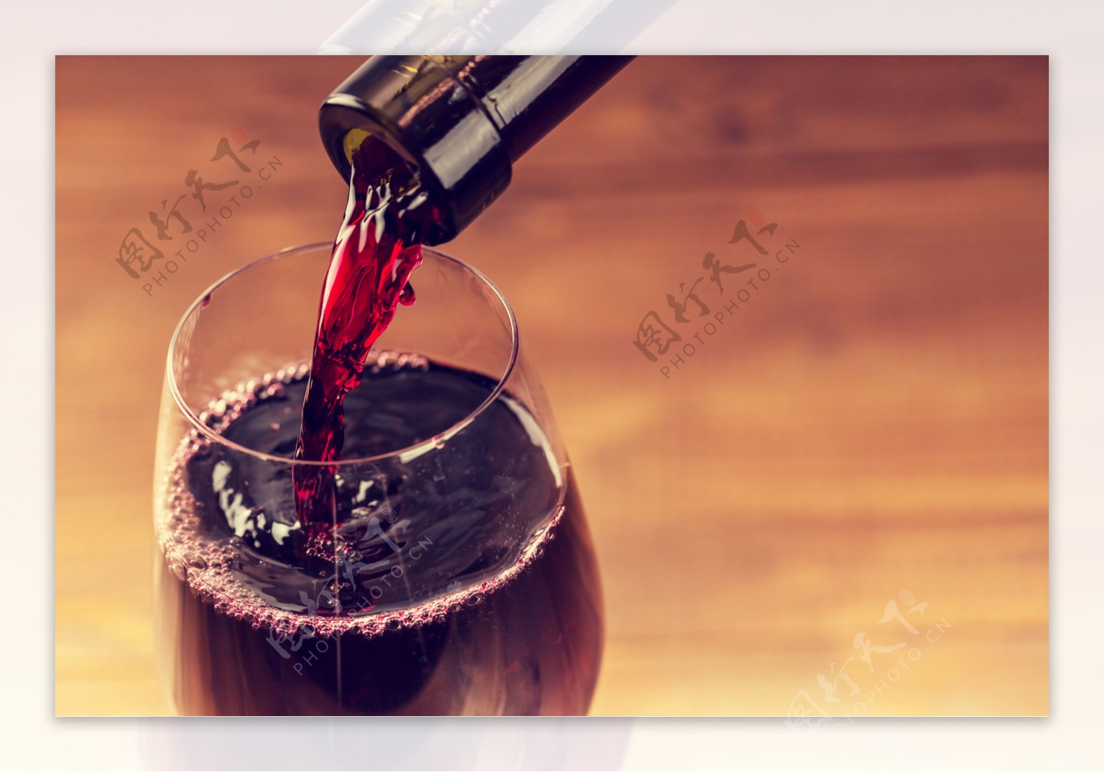葡萄酒倒酒饮料高清图片