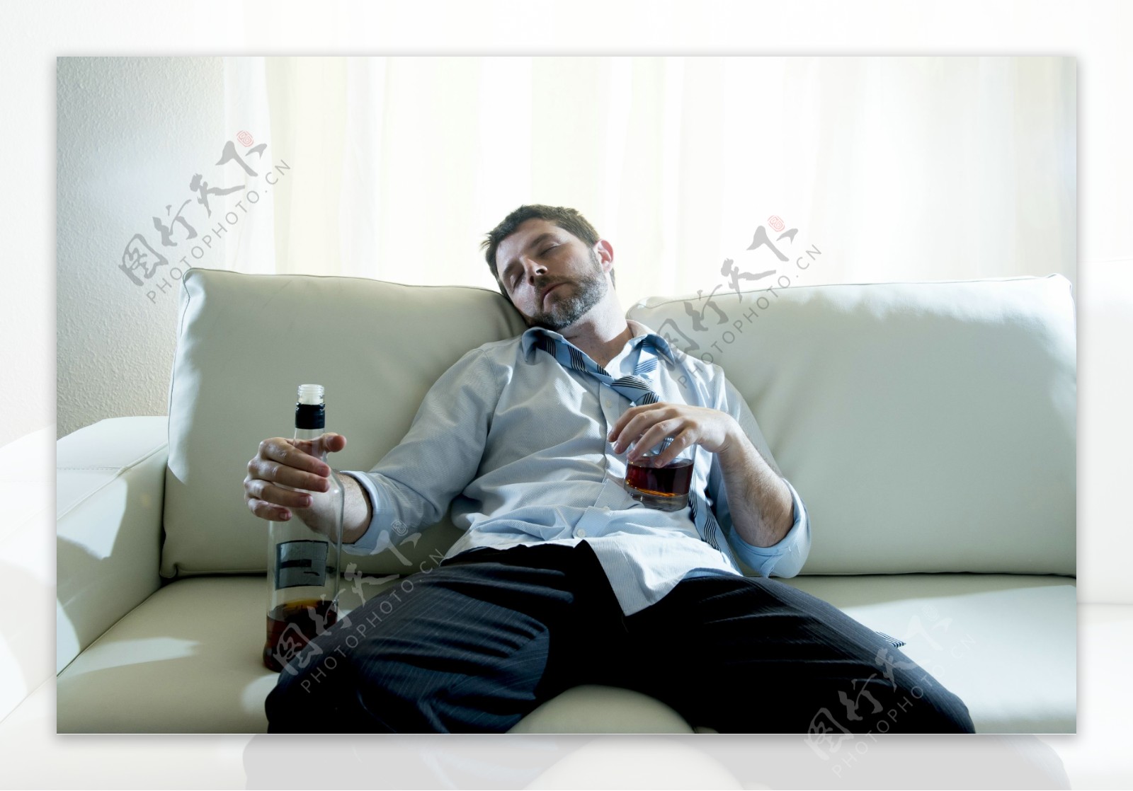 沙发上醉酒的男人图片