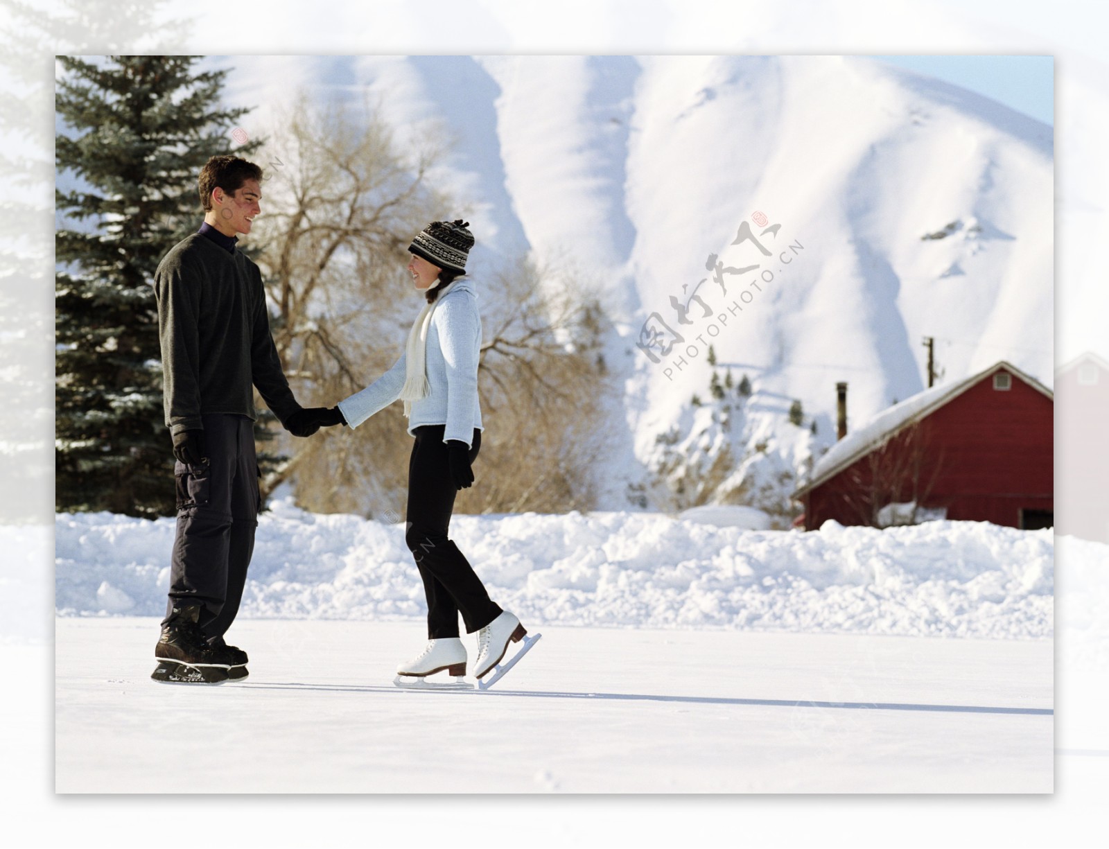溜冰的情侣图片