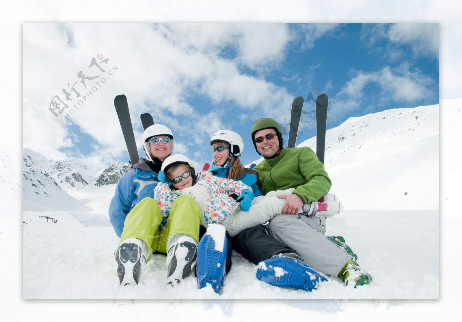 滑雪场的幸福家庭图片