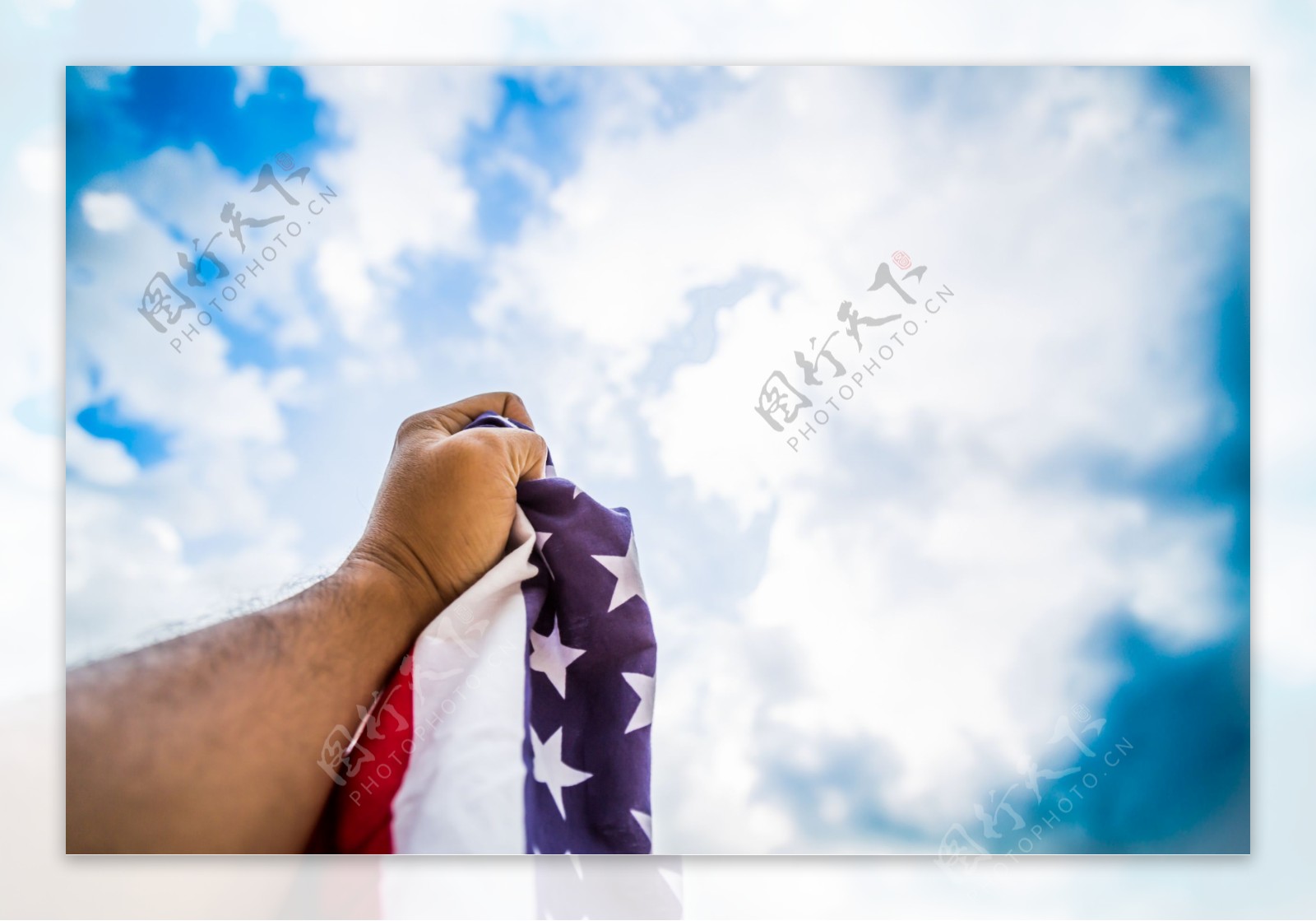 手拿着的美国国旗图片