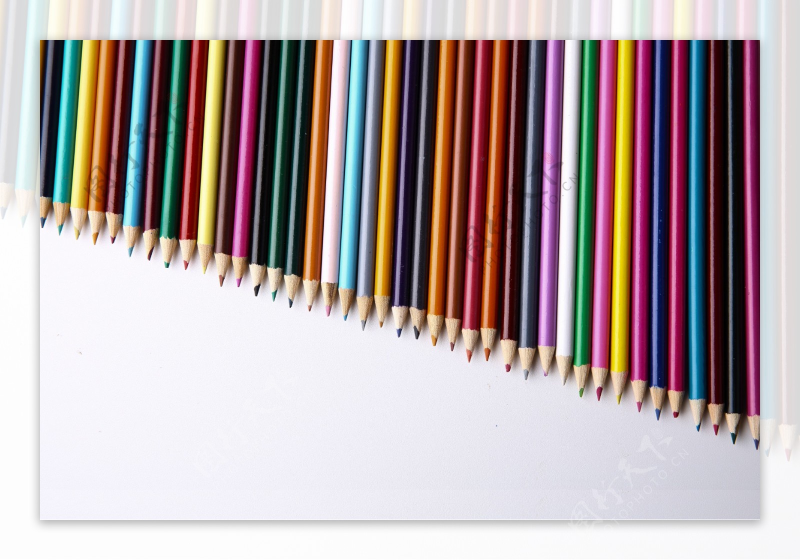 排成梯形的彩色铅笔图片