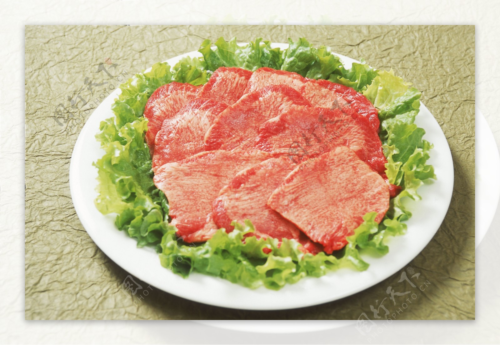 白色盘子上的新鲜肉片图片