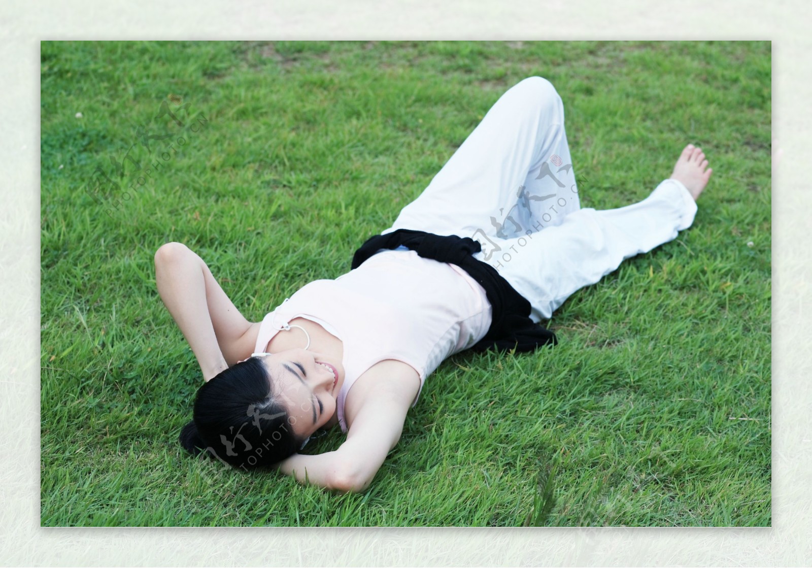 躺在草地上休息的女孩图片图片