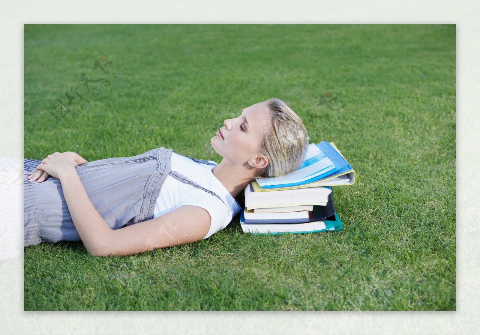 躺在草地上的女大学生图片