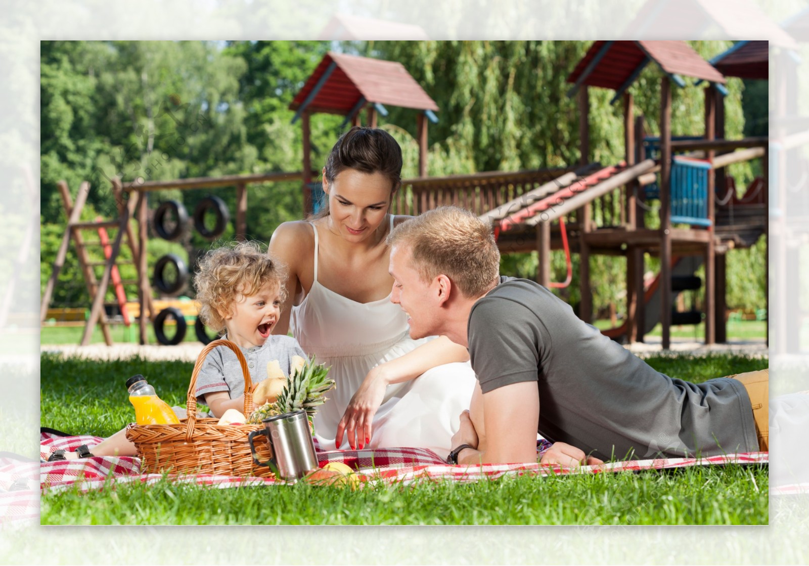 草坪上野餐的幸福家庭图片