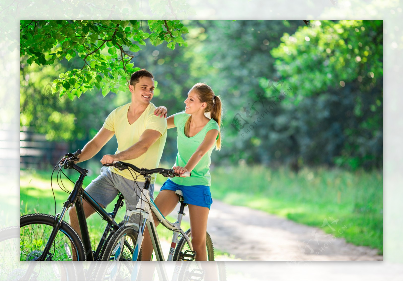 骑自行车健身的情侣图片