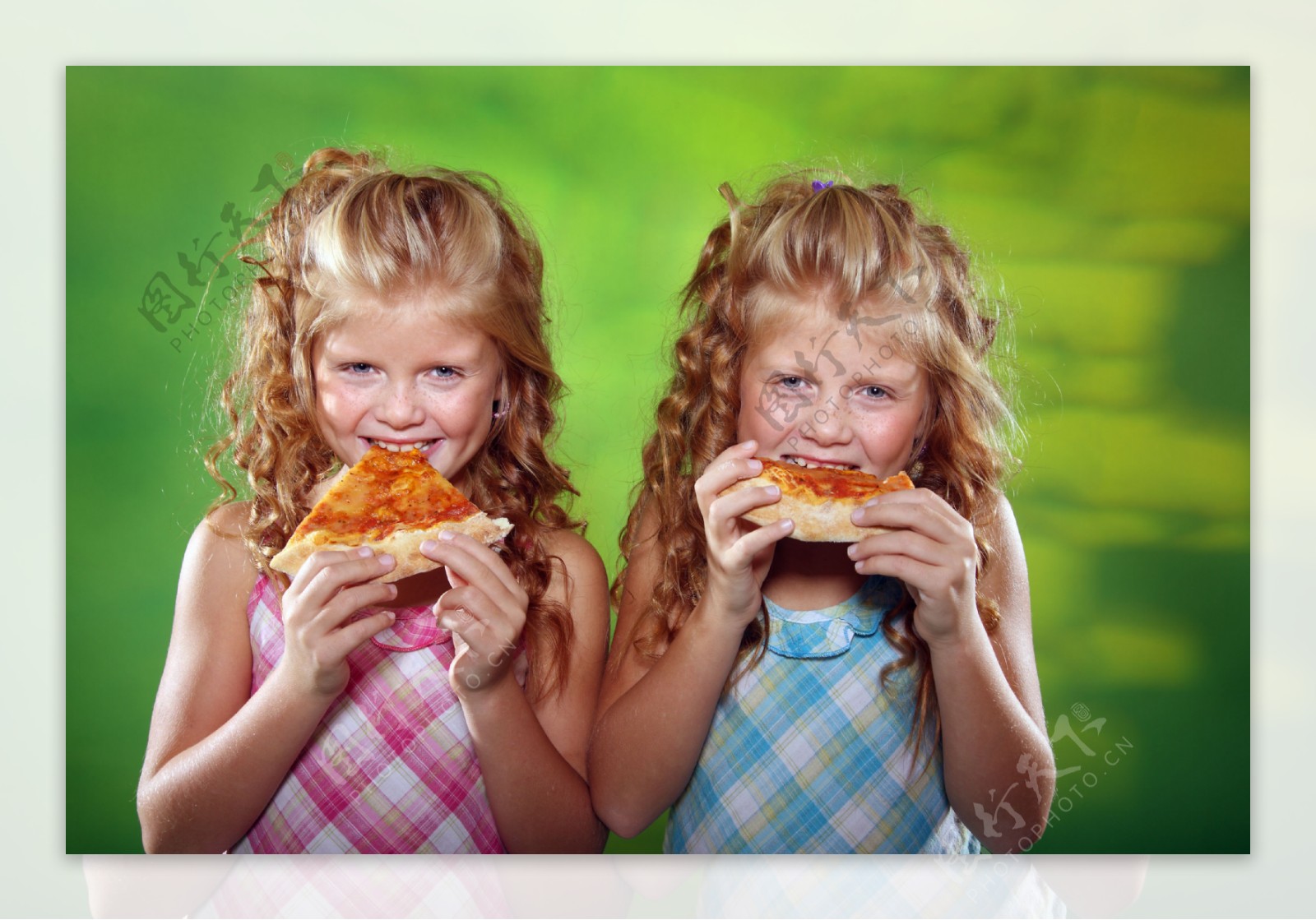 吃披萨的孩子图片