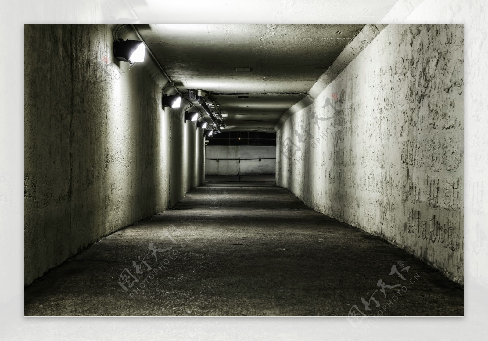 陈旧的方形隧道图片