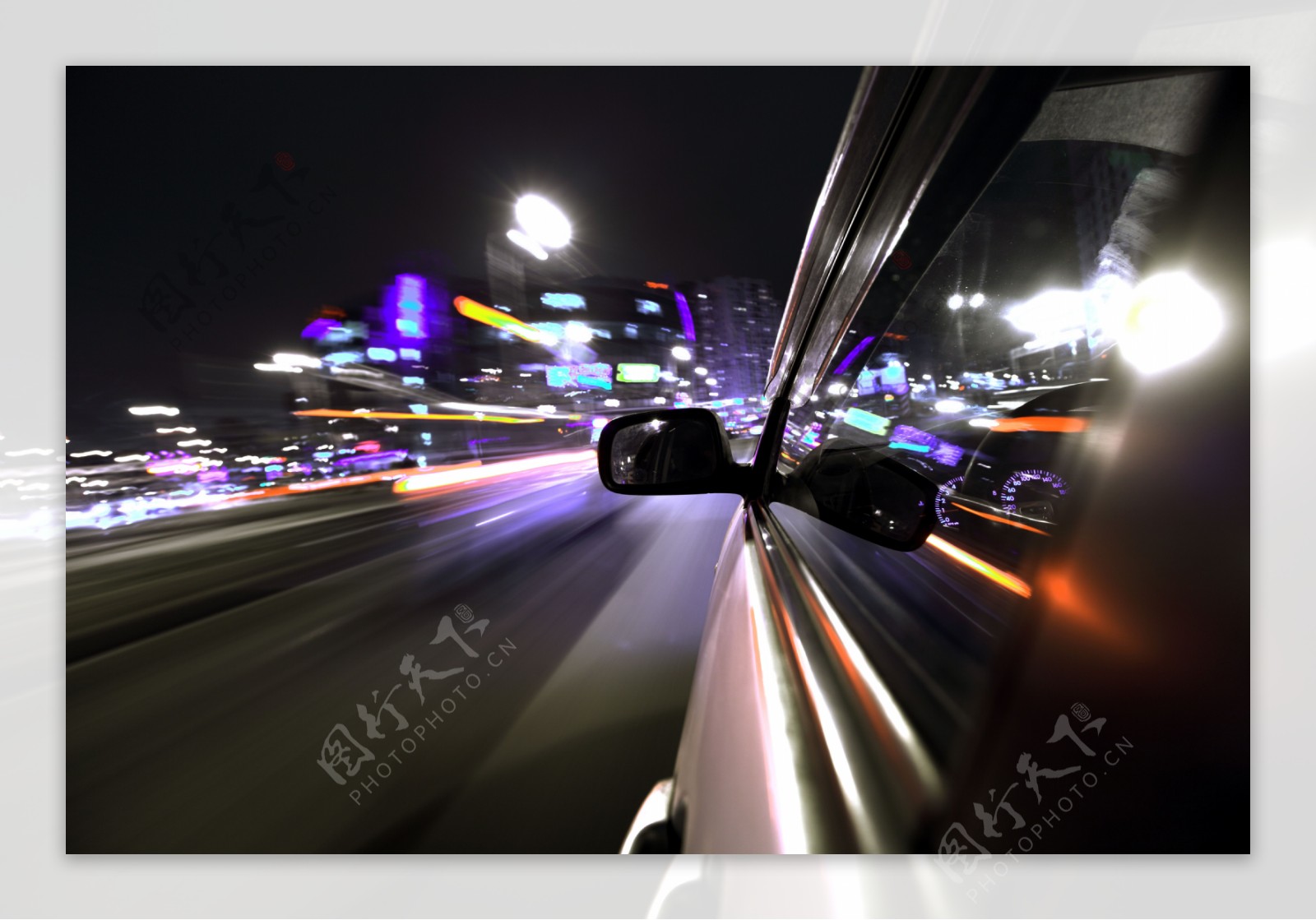 城市街道飞速行驶的轿车图片