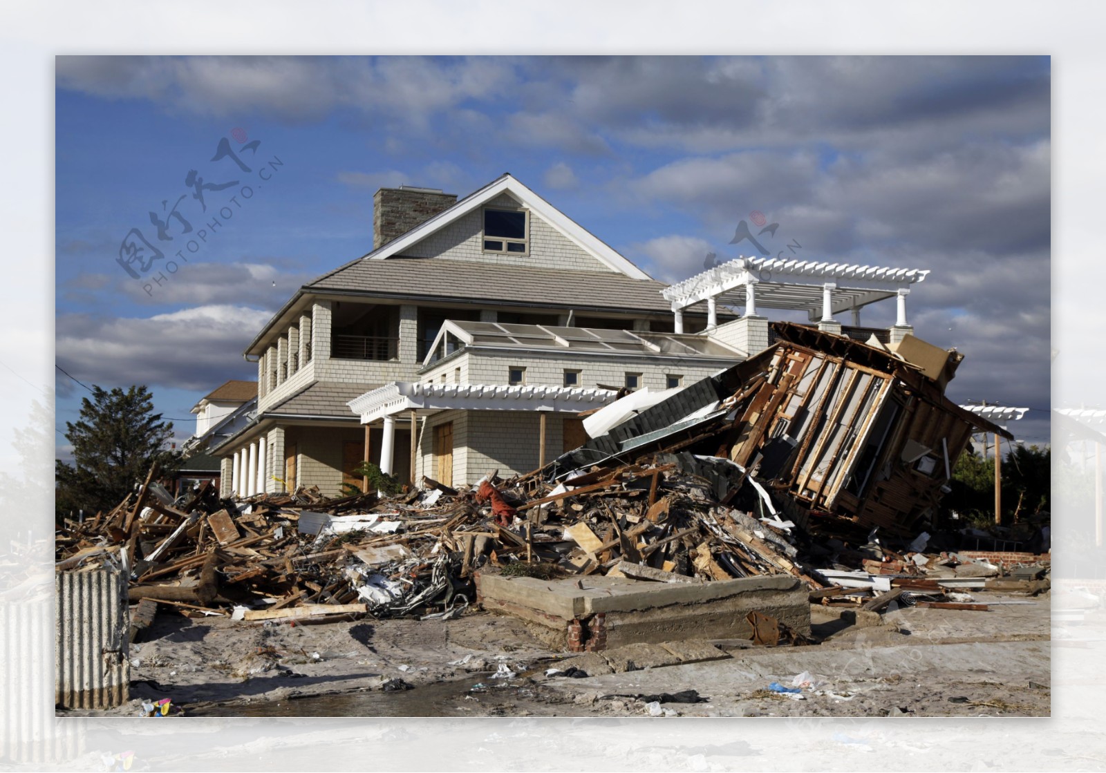 地震倒塌的房子图片