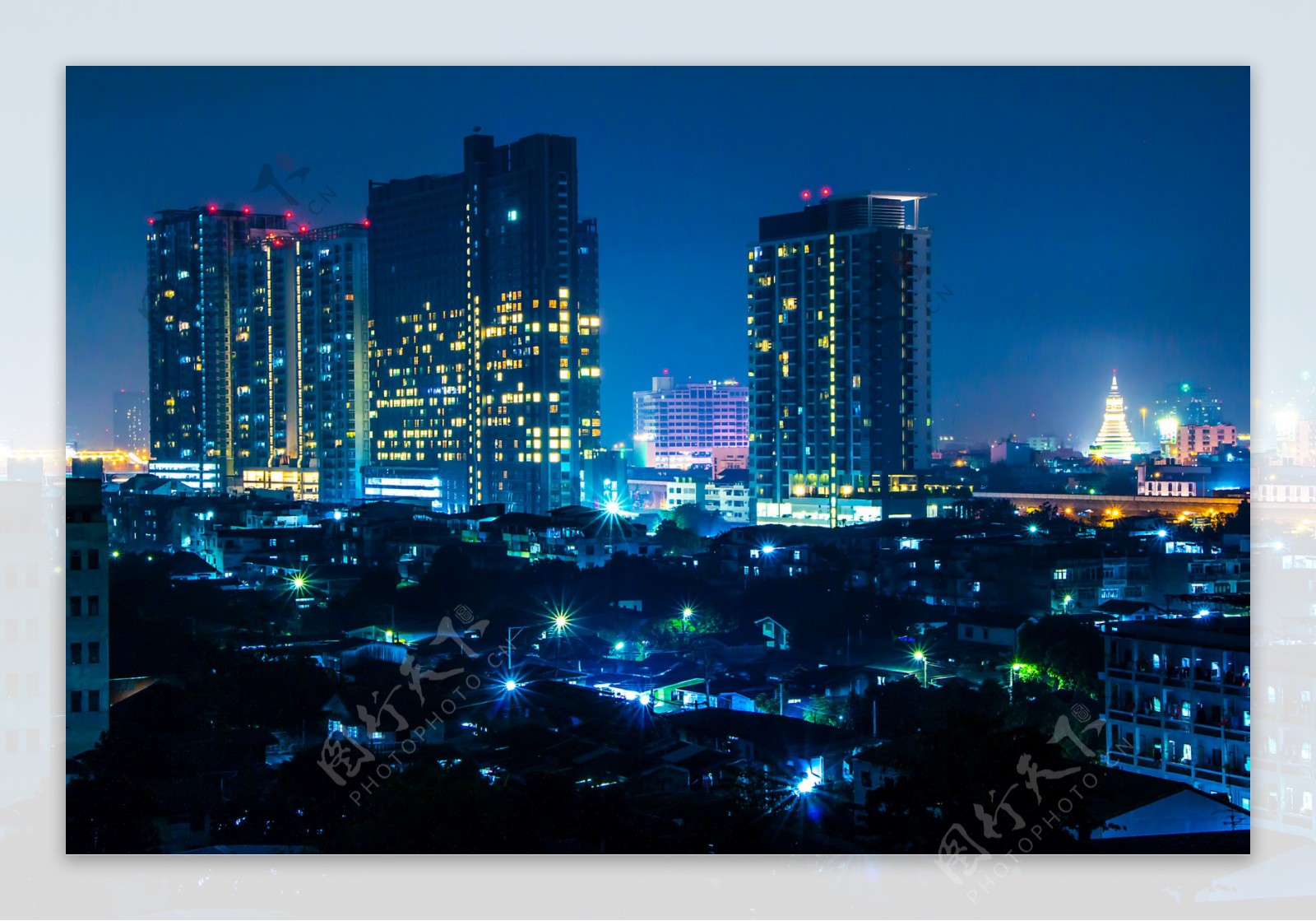 闪烁的高楼大厦夜景图片